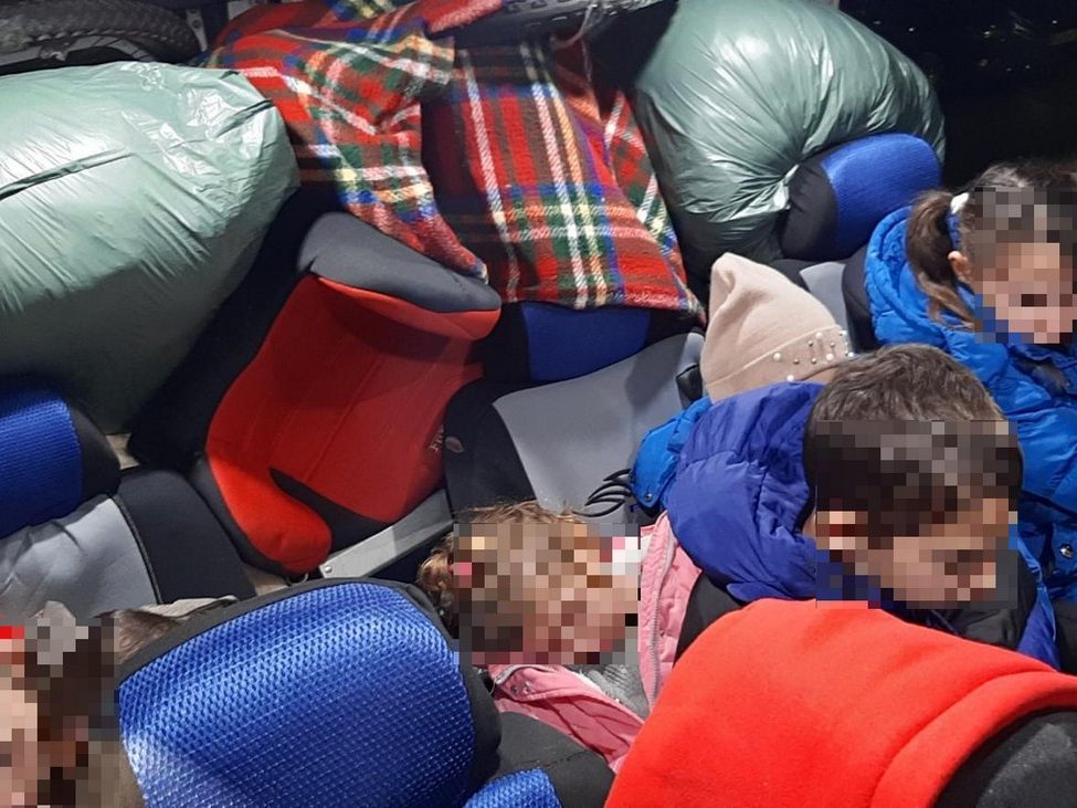 Überfüllter Transporter mit Migranten an der Grenze gestoppt