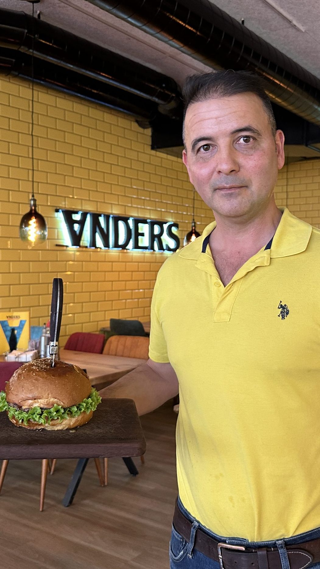 Isi ist der Gastgeber im Restaurant "Anders" im Dornbirner Schwefel.