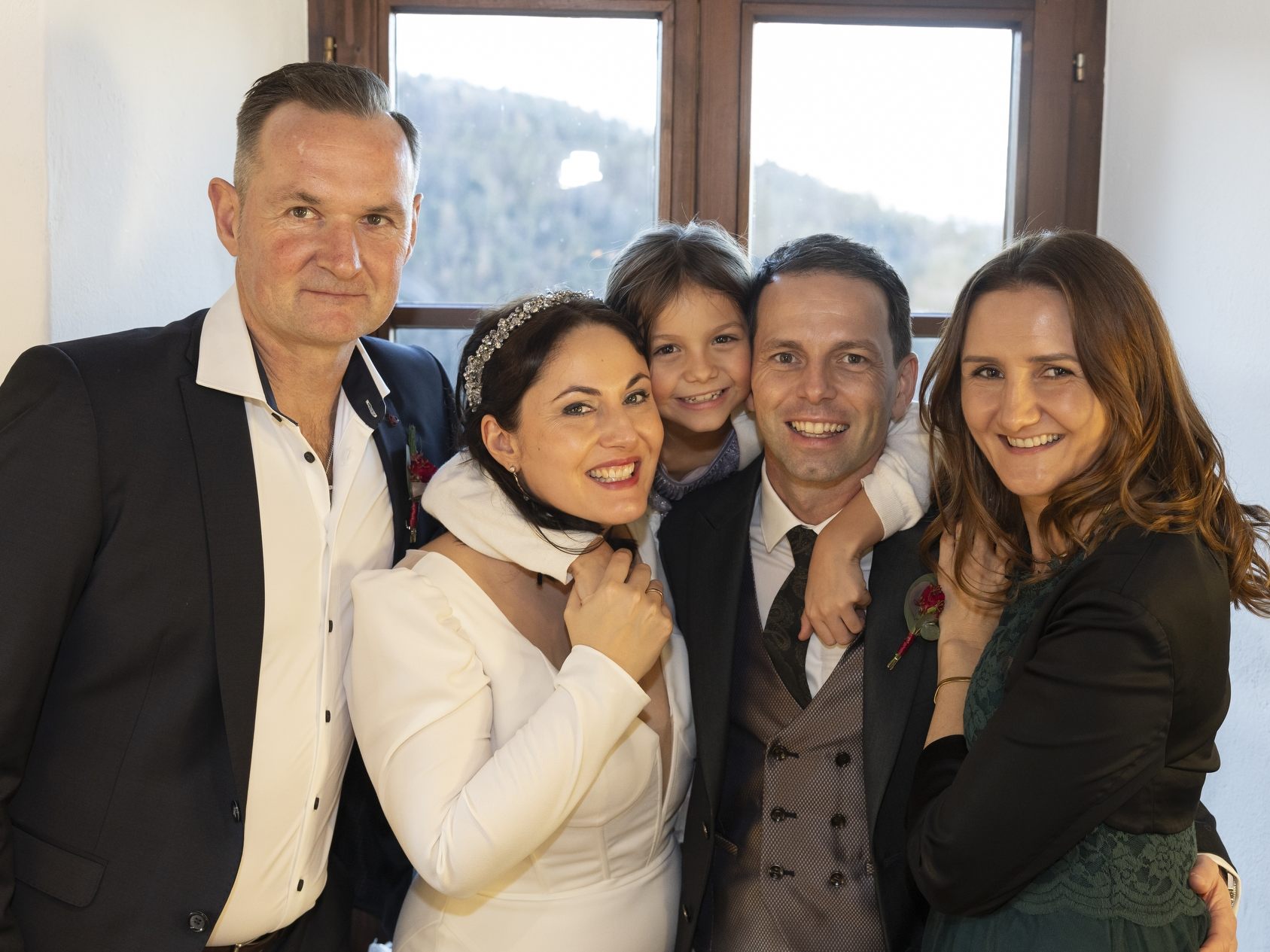 Auf dem Bild (v. l. n. r.): Trauzeuge Wilhelm Schneller, Braut Sandra Nemetschke, Mikes Tochter Pia Zech, Bräutigam Mike Zech und Trauzeugin Susanne Flatz