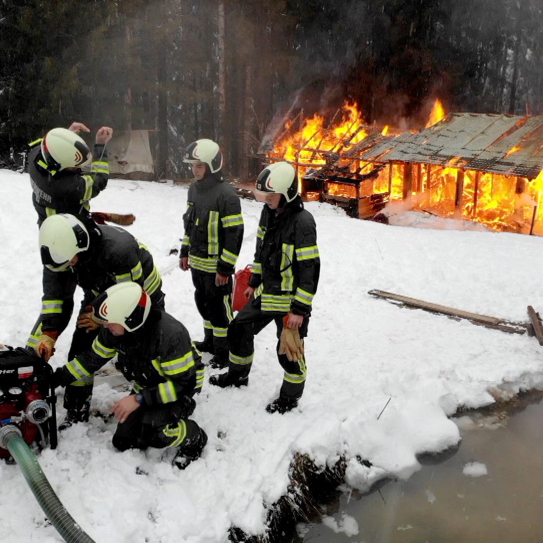 Feuerwehren konnte ein Übergreifen des Feuers auf den Wald verhindern