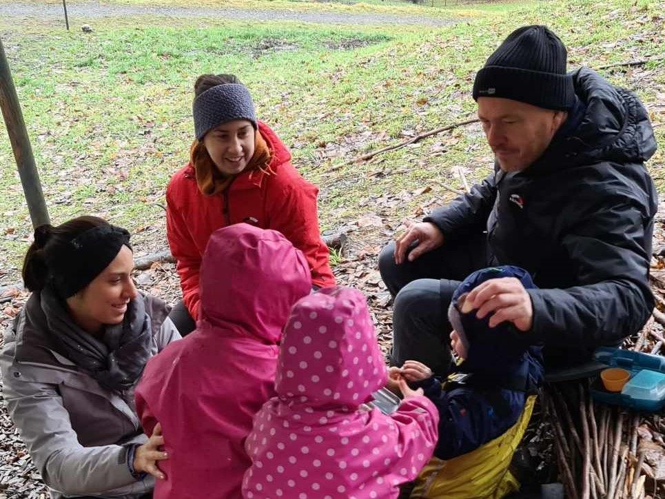 Gemütliches Beisammensein in der Ringareia Waldspielgruppe Gemütliches Beisammensein in der Ringareia Waldspielgruppe