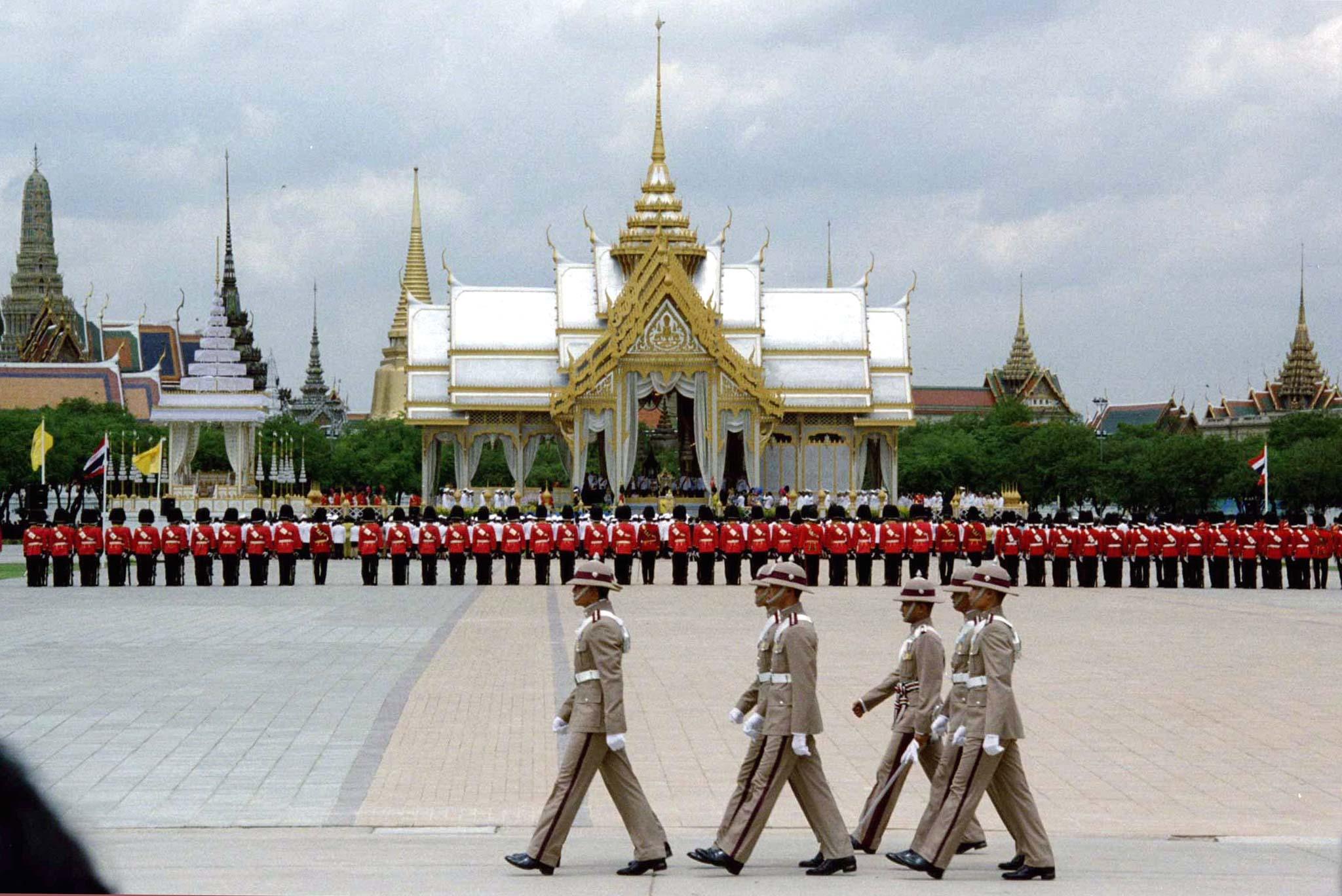 Eine Gruppe königlicher Wachen marschiert während einer Zeremonie zum 50. Jahrestag der Thronbesteigung von König Bhumibol Adulyadej am 9. Juni.