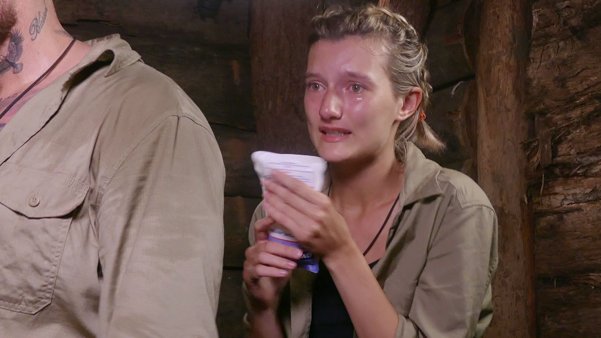 Tag 5 im Camp. Anya Elsner erlebt eine Panikattacke, weil sie im Dschungeltelefon eine große Spinne entdeckt hat.