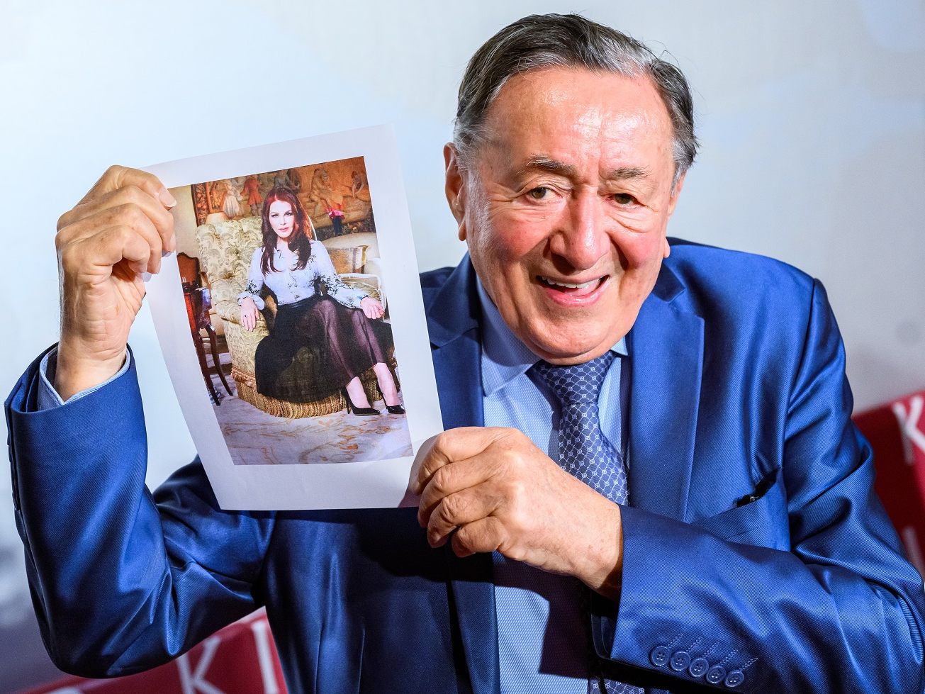 Lugner hält ein Foto seines Opernball-Gasts Presley hoch.