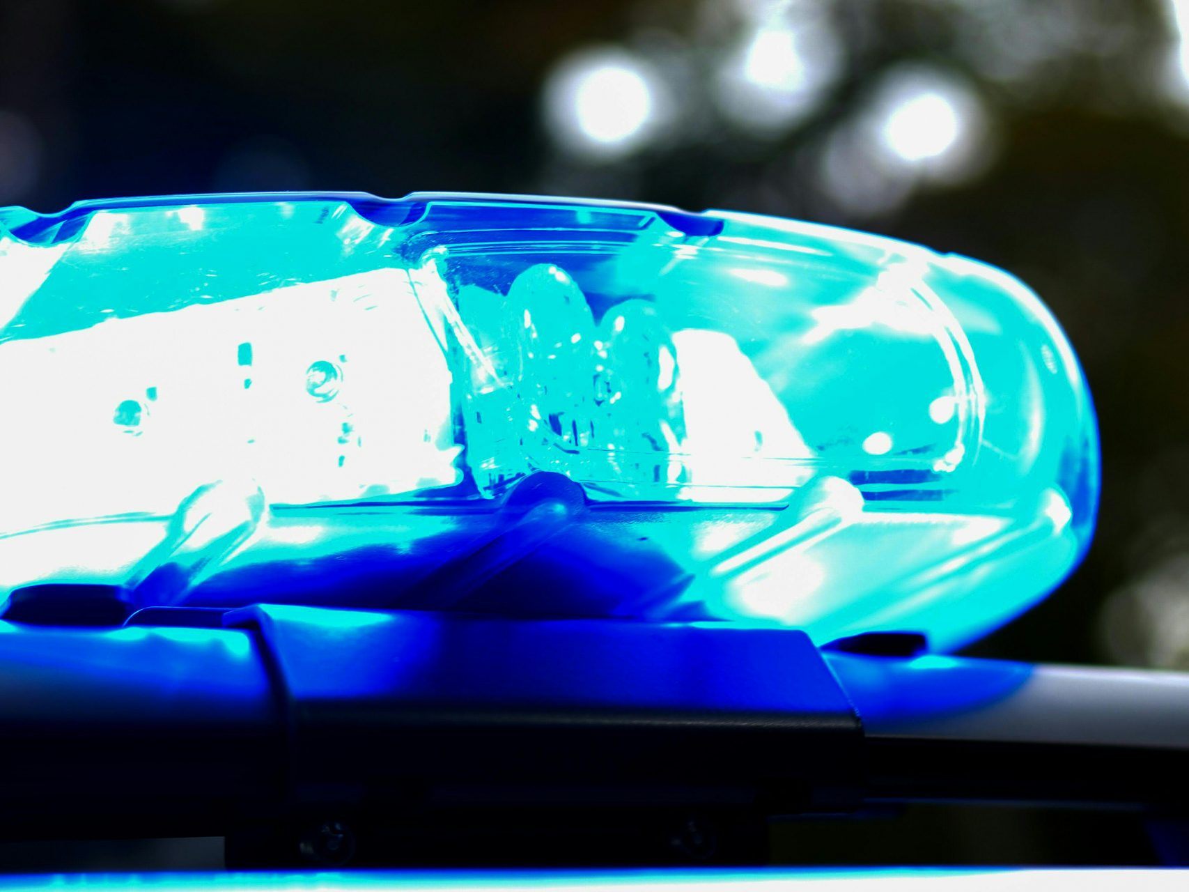 Der 18-Jährige verwendete ein Blaulicht und gab sich als Polizist aus. Der 18-Jährige verwendete ein Blaulicht und gab sich als Polizist aus.