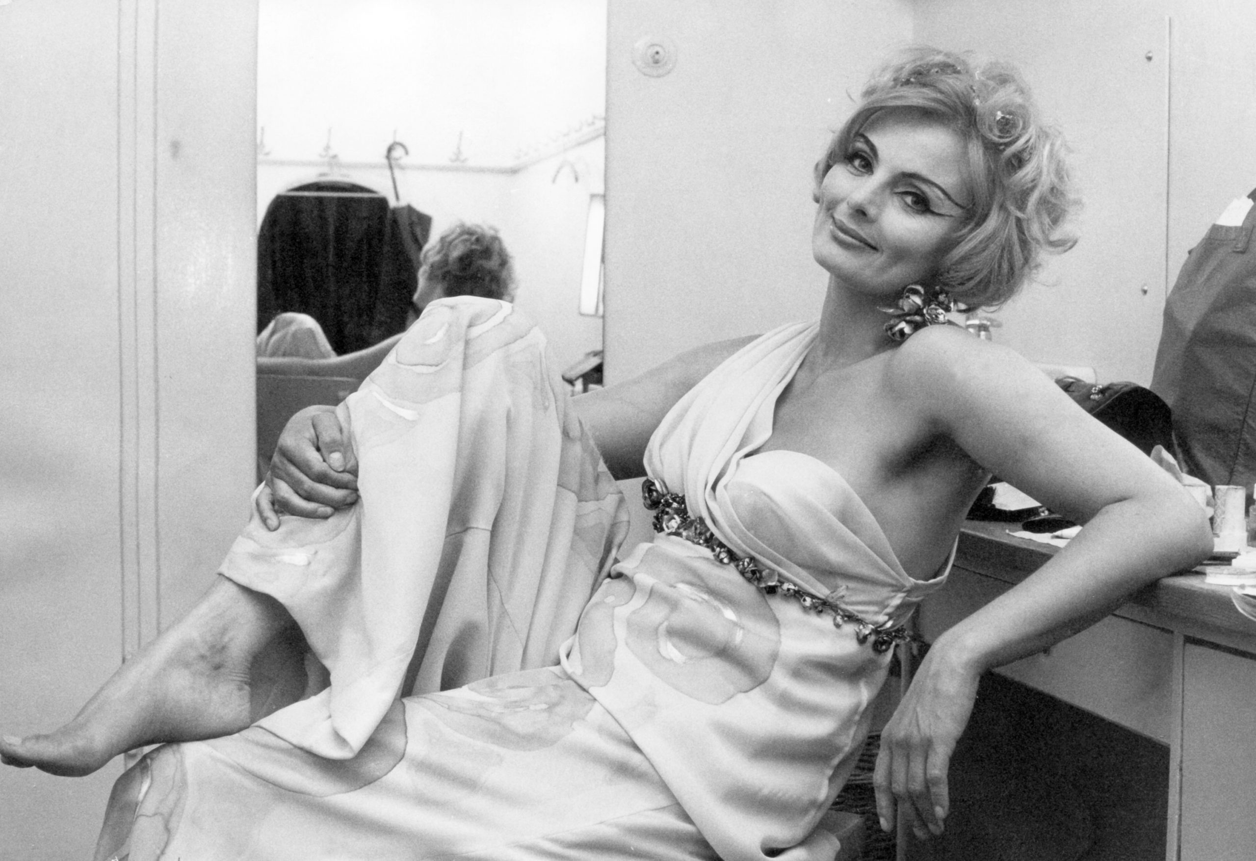 Die deutsche Schauspielerin Ruth Maria Kubitschek als Helena in "Die Troerinnen des Euripides" in ihrer Garderobe in den Münchner Kammerspielen am 15.07.1968. Die deutsche Schauspielerin Ruth Maria Kubitschek als Helena in "Die Troerinnen des Euripides" in ihrer Garderobe in den Münchner Kammerspielen am 15.07.1968.