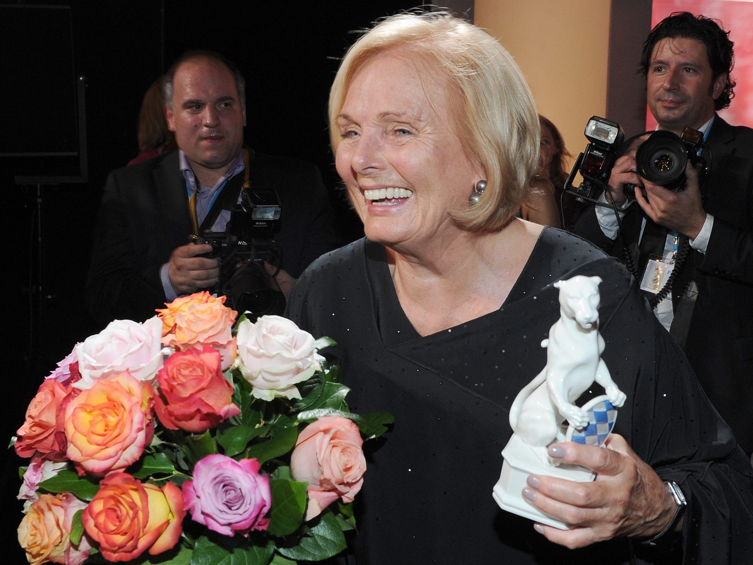 Die Schauspielerin Ruth Maria Kubitschek freut sich am 17.05.2013 nach der Verleihung des Bayerischen Fernsehpreises 2013 im Prinzregententheater in München (Bayern) über ihre Trophäe. Die Schauspielerin Ruth Maria Kubitschek freut sich am 17.05.2013 nach der Verleihung des Bayerischen Fernsehpreises 2013 im Prinzregententheater in München (Bayern) über ihre Trophäe.