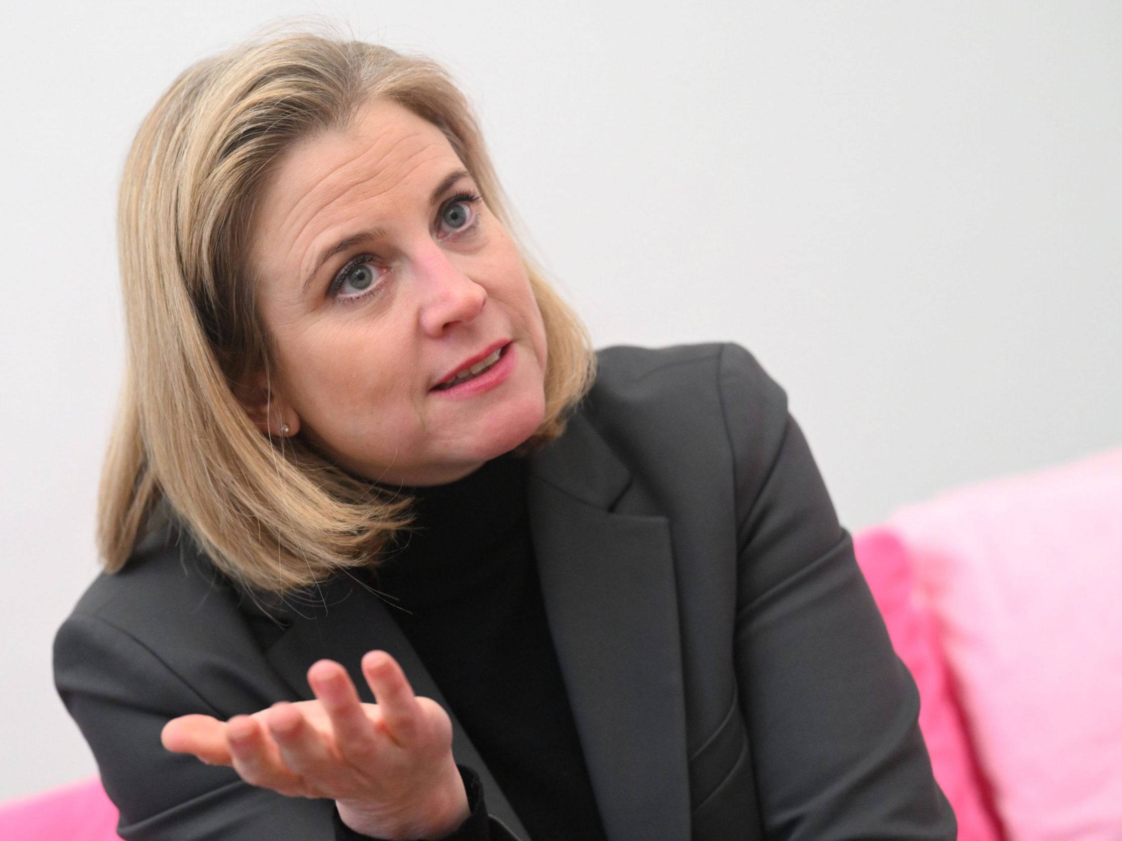 Meinl-Reisinger sieht die NEOS bereit für Regierungsverantwortung.