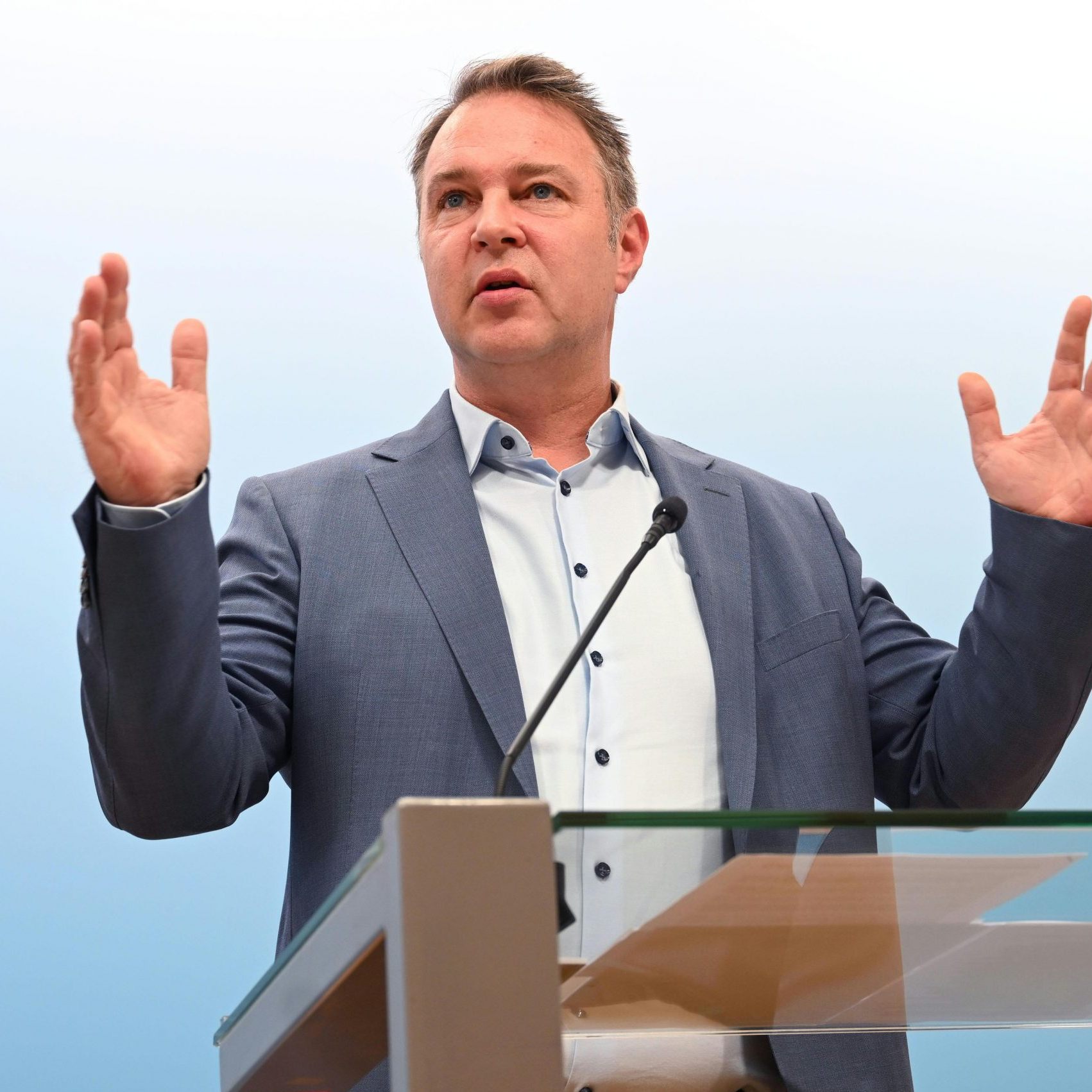 Andreas Babler (SPÖ) will Wahlärzte dazu verpflichten, auch Kassenpatienten zu versorgen.