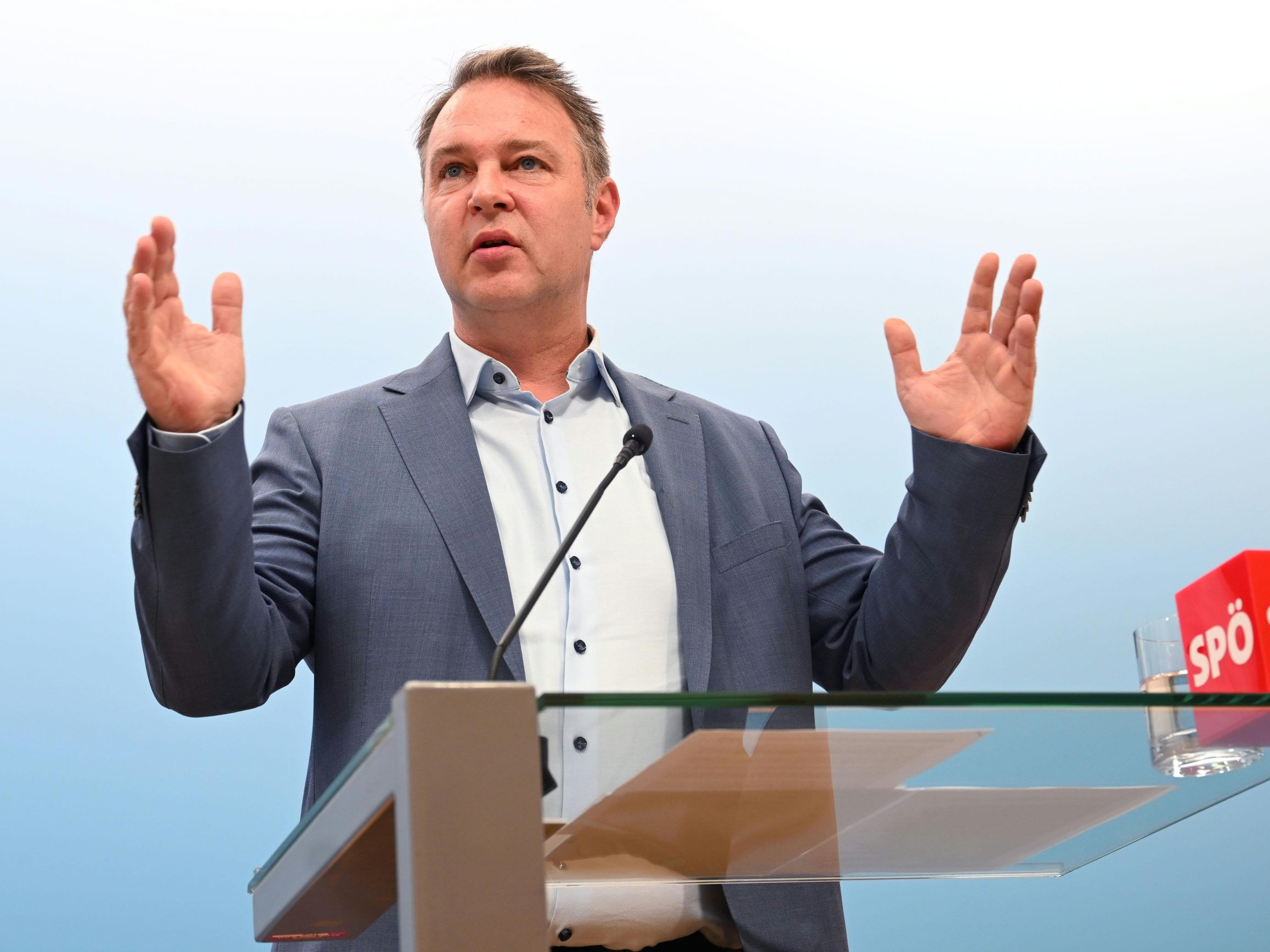 Andreas Babler (SPÖ) will Wahlärzte dazu verpflichten, auch Kassenpatienten zu versorgen.