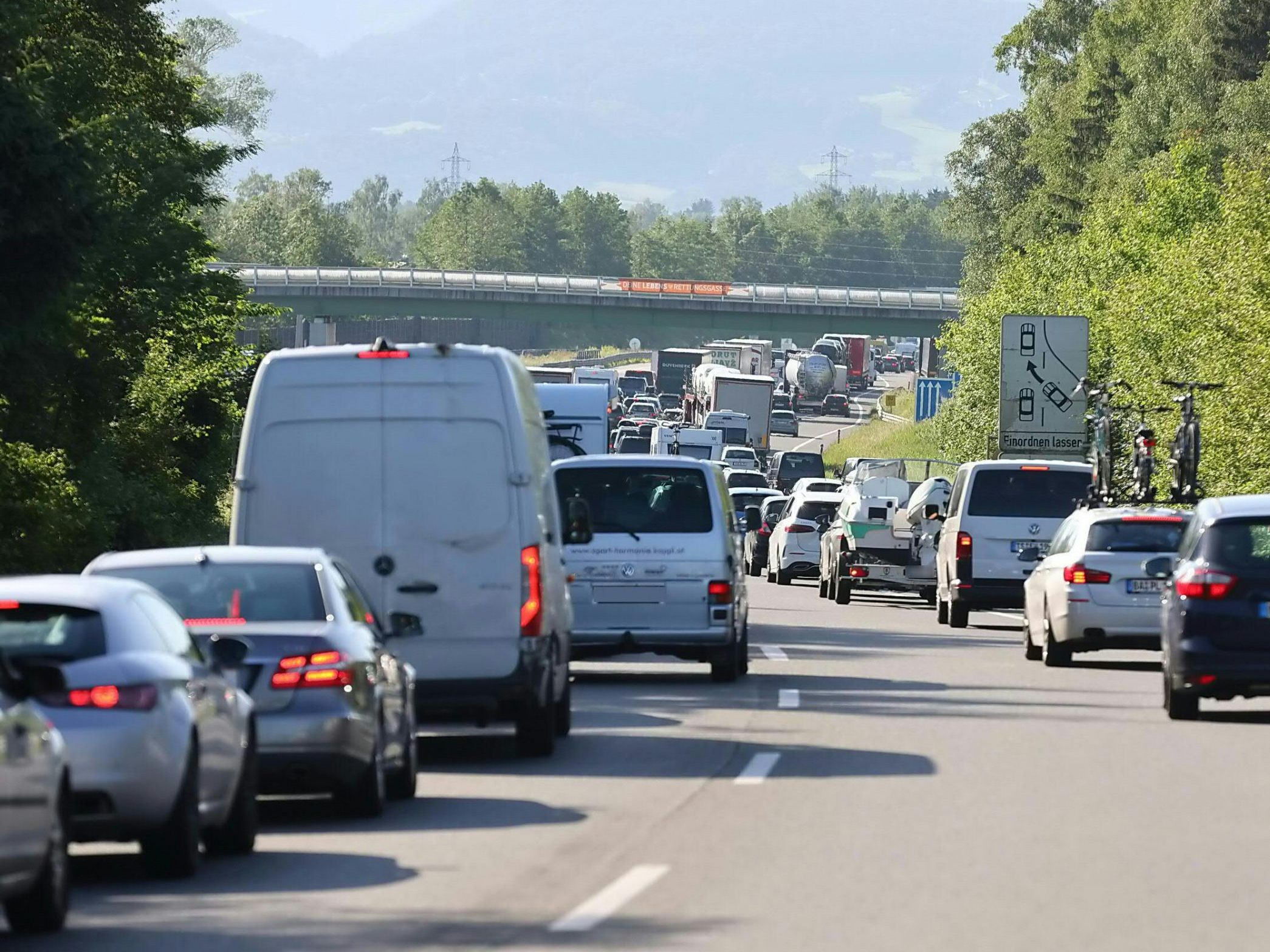 Ferien-Ende, Skifahrer-Verkehr und Vierschanzen-Tournee bringen das erste Stauwochenende. Ferien-Ende, Skifahrer-Verkehr und Vierschanzen-Tournee bringen das erste Stauwochenende.
