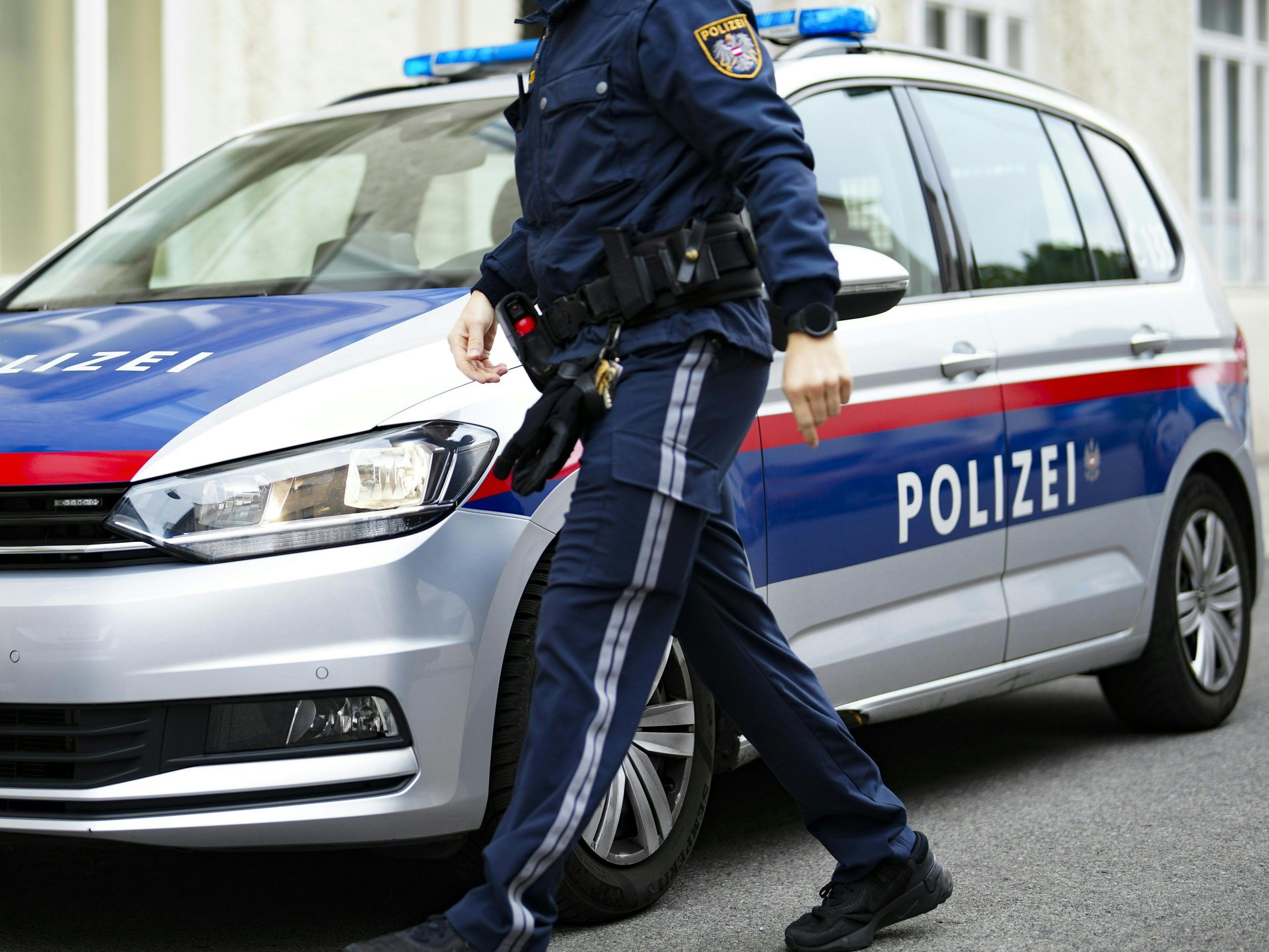 In Wien-Simmering fiel eine Gruppe über einen 18-Jährigen her.