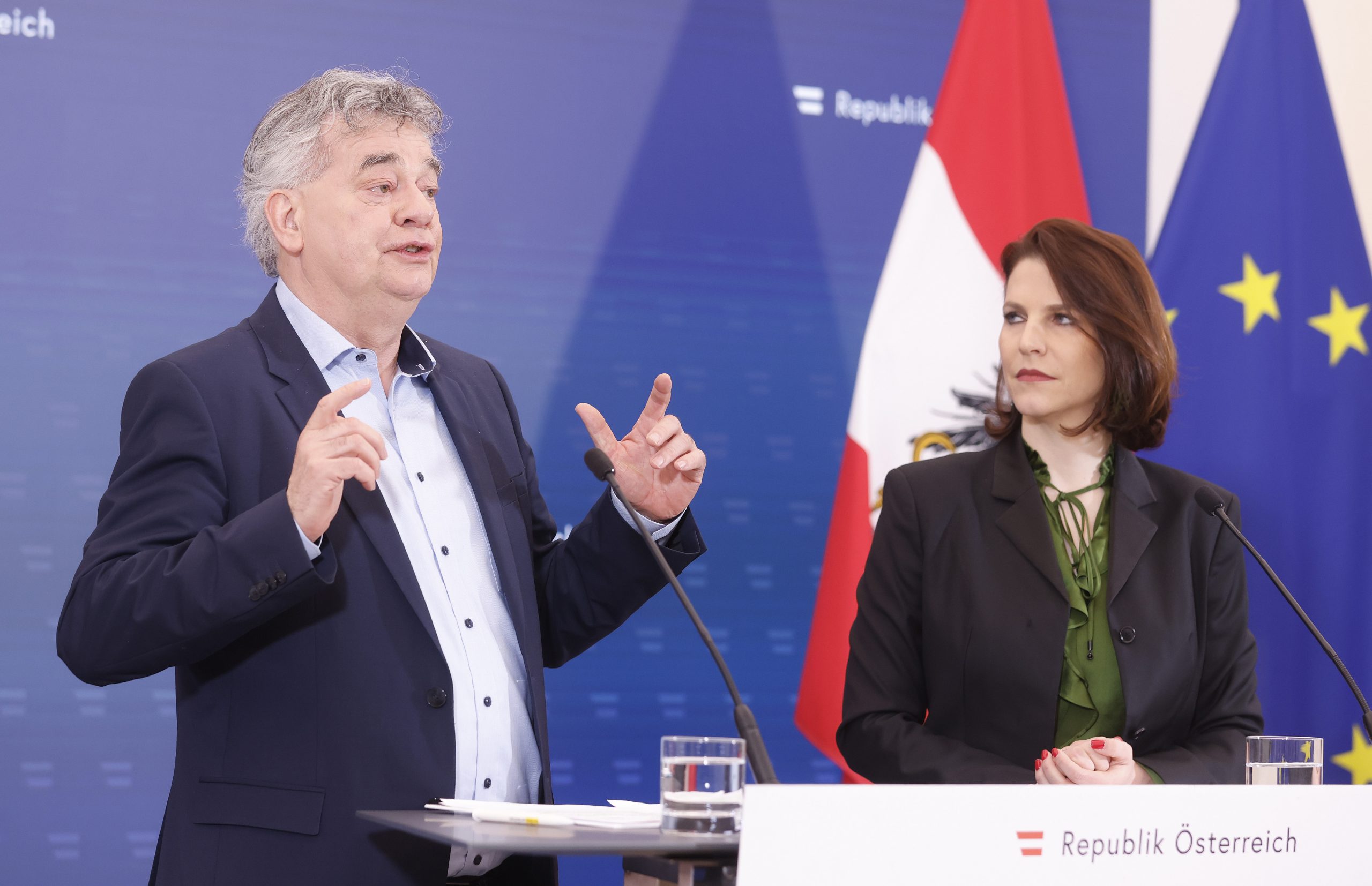 Vizekanzler Werner Kogler (Grüne) und Europaministerin Karoline Edtstadler (VP) am Mittwoch, 31. Jnner 2024, im Rahmen eines Pressefoyers nach einer Sitzung des Ministerrats, in Wien. 