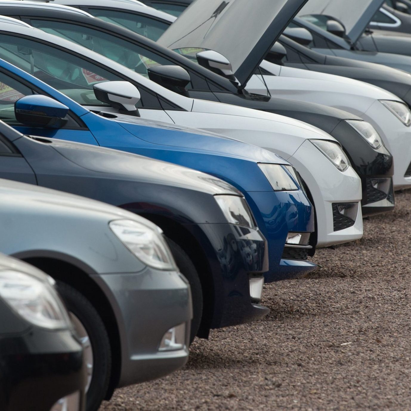 Die PKW-Neuzulassungen waren 2023 wieder auf dem Niveau von 2021.