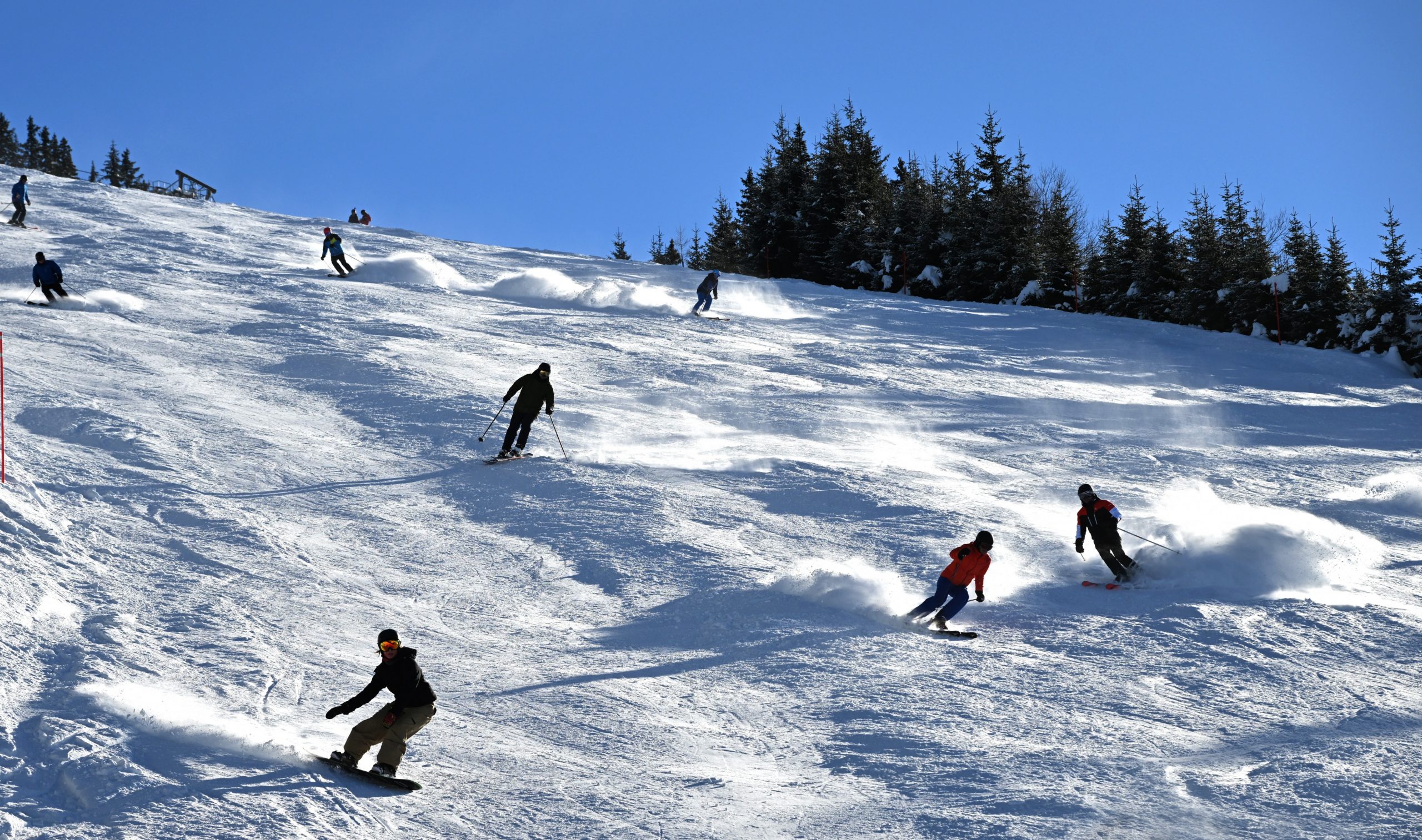 Skifahrer auf der Piste im Skigebiet Saalbach-Hinterglemm Skifahrer auf der Piste im Skigebiet Saalbach-Hinterglemm