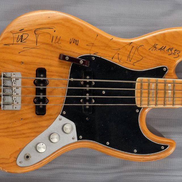 Falcos erster E-Bass wird im Wiener Dorotheum versteigert.