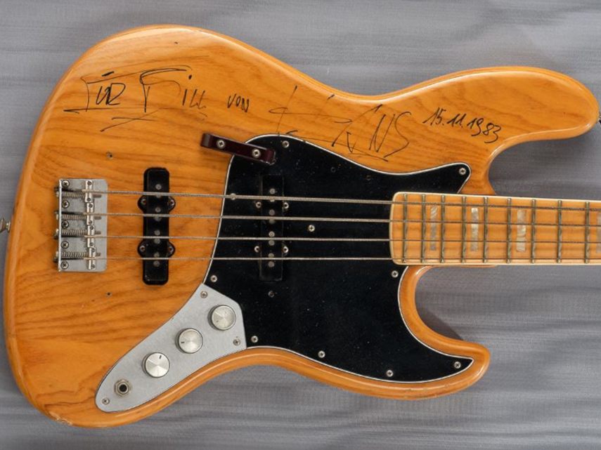 Falcos erster E-Bass wird im Wiener Dorotheum versteigert.