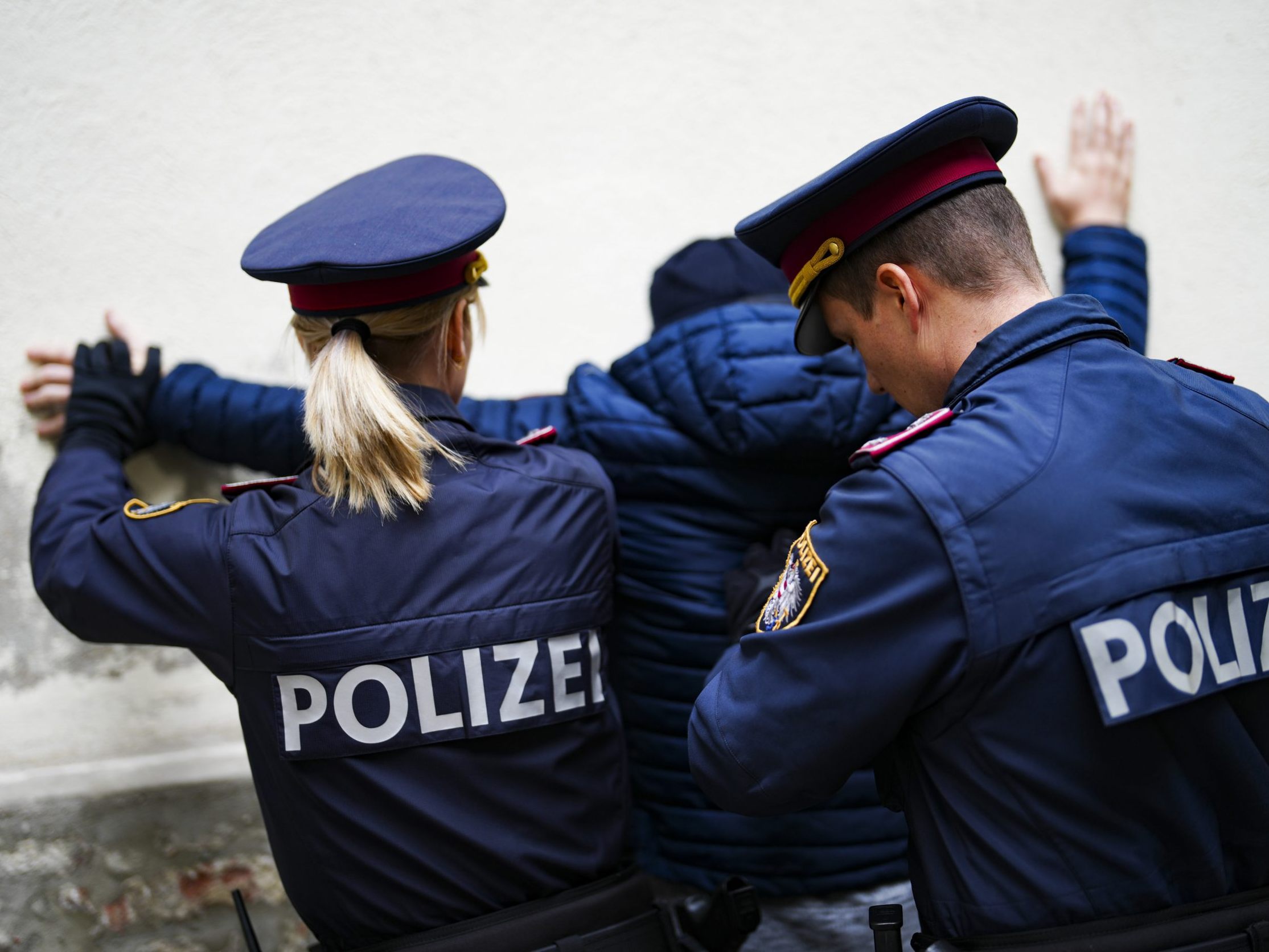 Der Einbrecher wurde von der Polizei verhaftet. Der Einbrecher wurde von der Polizei verhaftet.