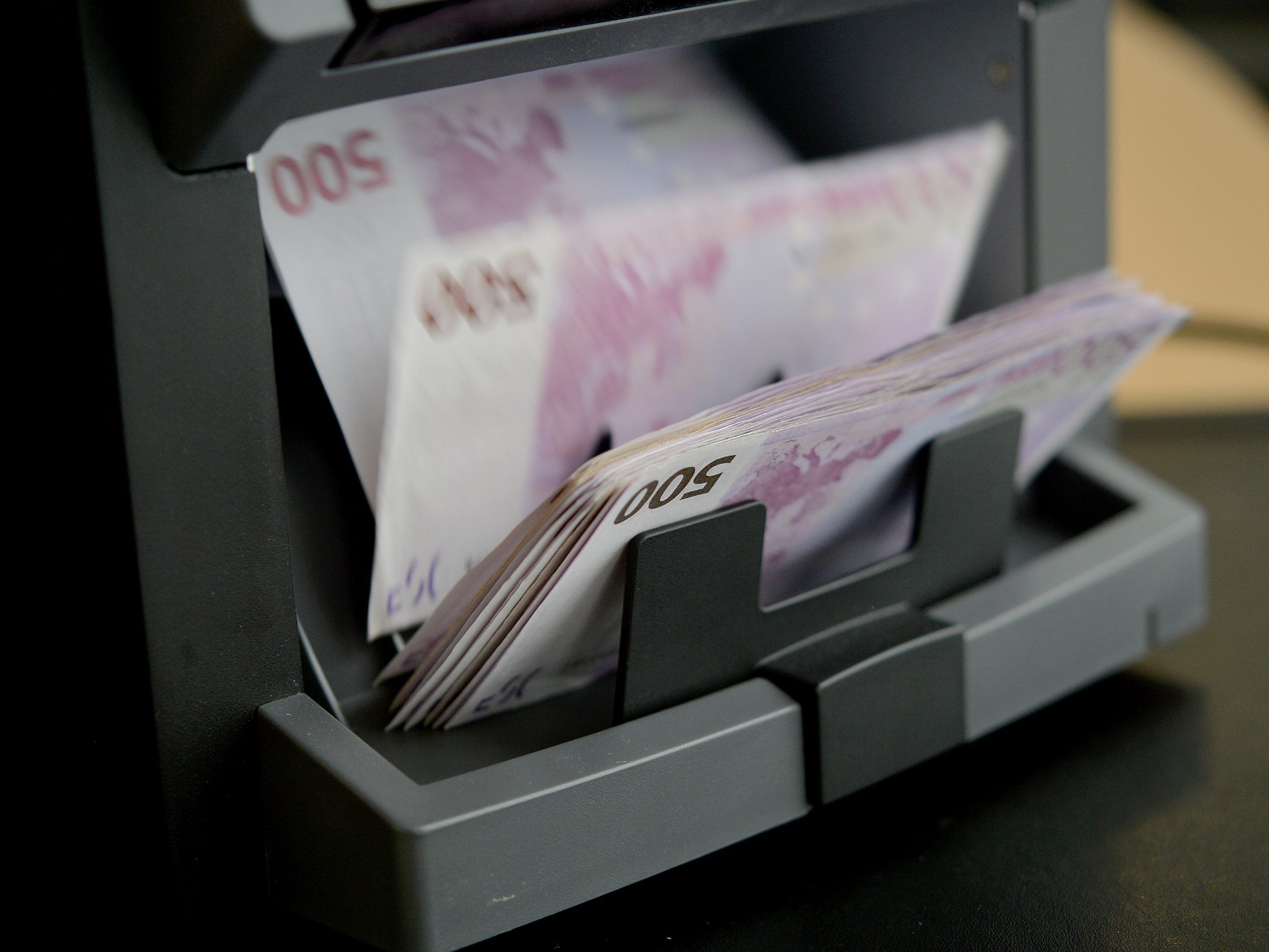 Ein 45-Jähriger lockte einer Bank in NÖ einen sechsstelligen Eurobetrag heraus.