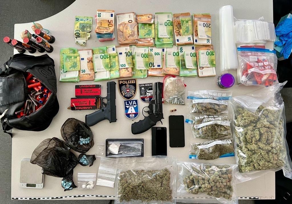 Per Zufall hat ein 29-Jähriger die Polizei bei einer Verkehrskontrolle am Samstagvormittag, 20. Jänner 2024 in Wien-Liesing zu einem Drogenversteck geführt. Der 29-Jährige, der am Beifahrersitz in einem Pkw saß, sprang nach Anhaltung aus dem Auto und flüchtete über mehrere Grundstücke in eine Gartenhütte. Es stellte sich heraus, dass ein 18-jähriger Hausbewohner in seinem Zimmer im Einfamilienhaus mehr als ein halbes Kilogramm Cannabis, weitere Mengen Ecstasy und Kokain sowie Gasdruckpistolen gelagert hatte. Ebenso fand die Polizei einen niedrigen fünfstelligen Bargeldbetrag, Mobiltelefone und eine mutmaßliche Falschgeldnote. Per Zufall hat ein 29-Jähriger die Polizei bei einer Verkehrskontrolle am Samstagvormittag, 20. Jänner 2024 in Wien-Liesing zu einem Drogenversteck geführt. Der 29-Jährige, der am Beifahrersitz in einem Pkw saß, sprang nach Anhaltung aus dem Auto und flüchtete über mehrere Grundstücke in eine Gartenhütte. Es stellte sich heraus, dass ein 18-jähriger Hausbewohner in seinem Zimmer im Einfamilienhaus mehr als ein halbes Kilogramm Cannabis, weitere Mengen Ecstasy und Kokain sowie Gasdruckpistolen gelagert hatte. Ebenso fand die Polizei einen niedrigen fünfstelligen Bargeldbetrag, Mobiltelefone und eine mutmaßliche Falschgeldnote.