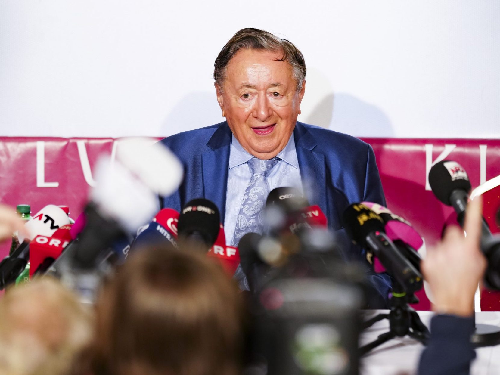 Baumeister Richard Lugner verkündet den Opernballgast in diesem Jahr.