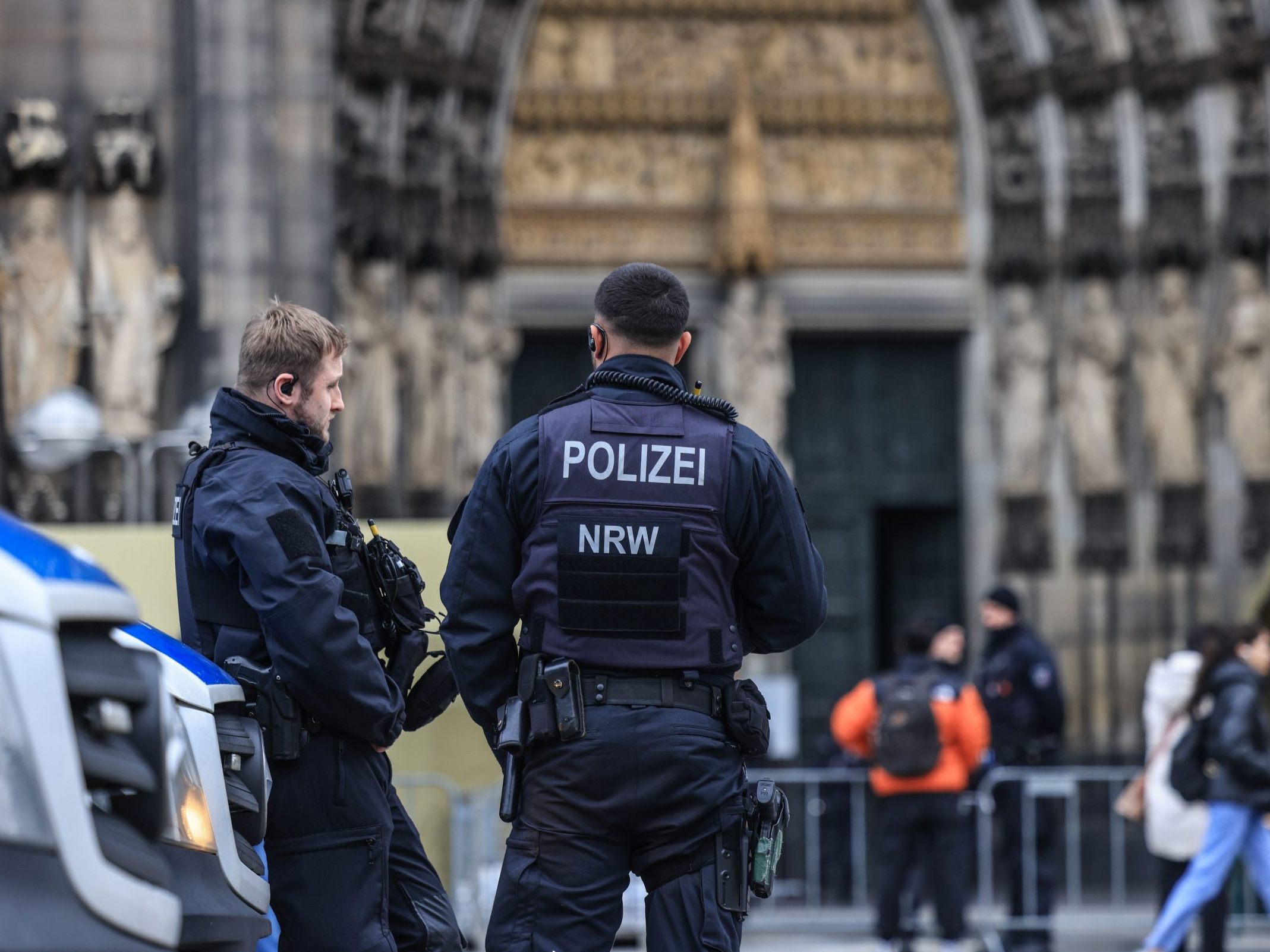Nach dem Terroralarm beim Kölner Dom vor Weihnachten sitzt nun ein Verdächtiger in Abschiebehaft. Nach dem Terroralarm beim Kölner Dom vor Weihnachten sitzt nun ein Verdächtiger in Abschiebehaft.