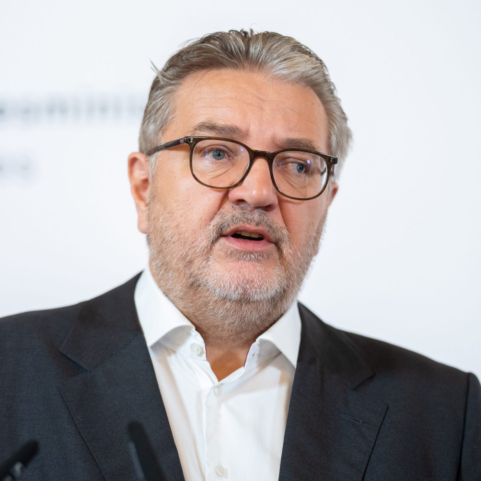 Hacker ortet Probleme bei der Versorgung mit Medikamenten in Apotheken.