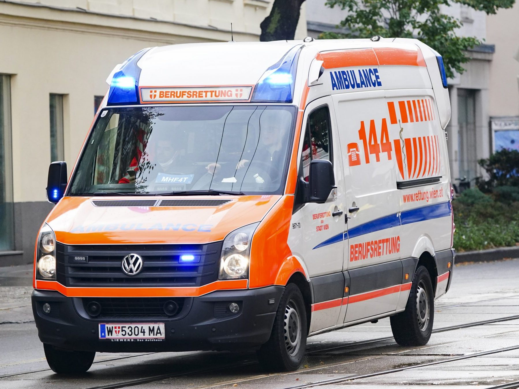 Die Rettung versorgte die schwer verletzte Fußgängerin. Die Rettung versorgte die schwer verletzte Fußgängerin.