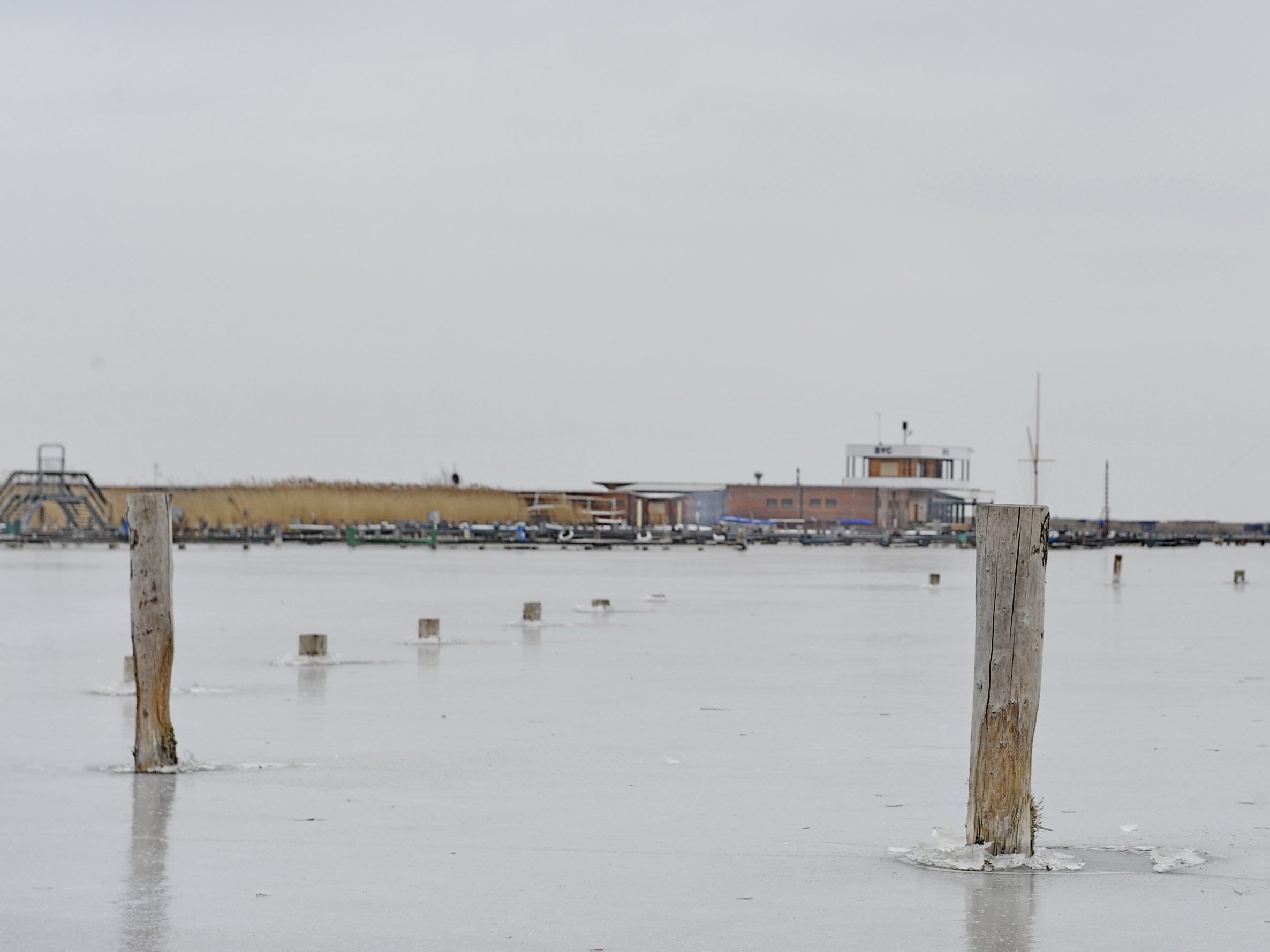 Die Suche nach dem vermissten Eisläufer am Neusiedler See läuft weiter.