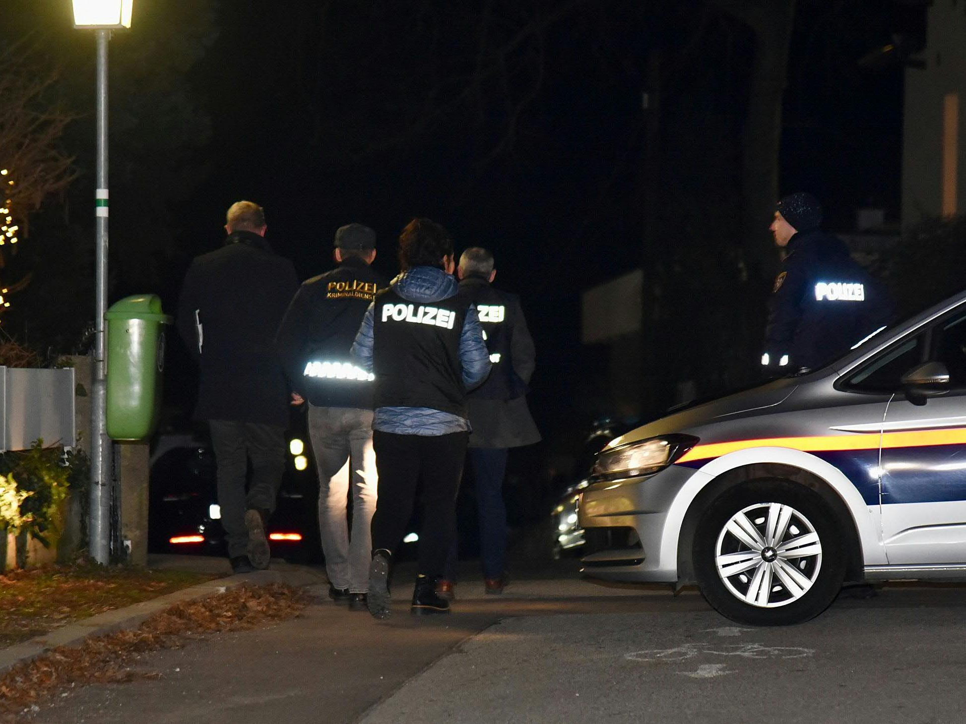 Formal laufen gegen einen Beamten derzeit Mordermittlungen. Formal laufen gegen einen Beamten derzeit Mordermittlungen.
