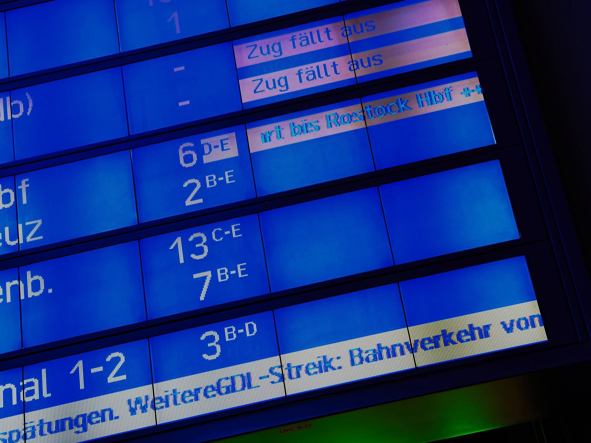 Die Deutsche Bahn will den Lokführer-Streik per Gerichtsbeschluss verhindern. Die Deutsche Bahn will den Lokführer-Streik per Gerichtsbeschluss verhindern.