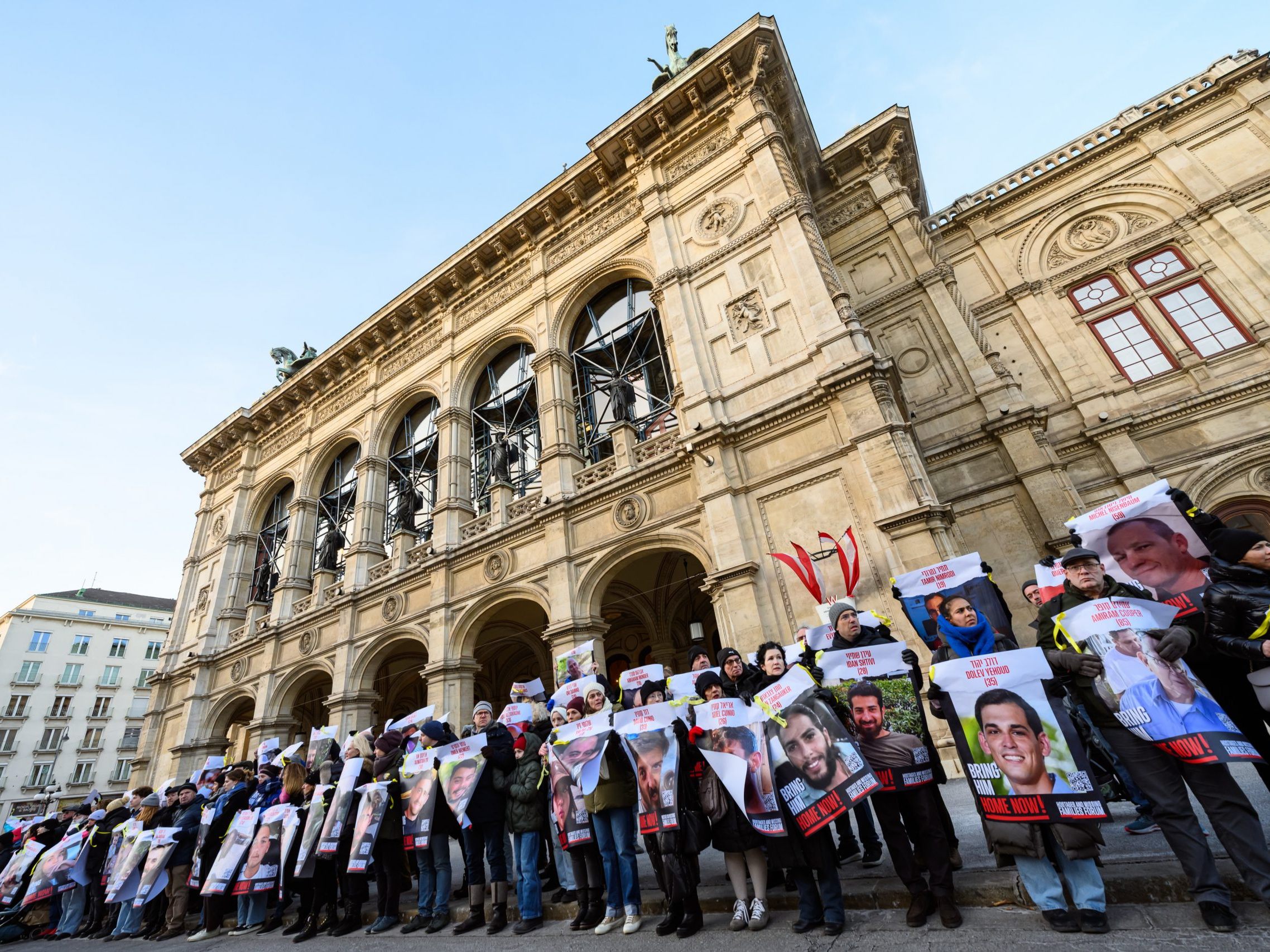 Aktion für Hamas-Geiseln vor der Wiener Staatsoper.