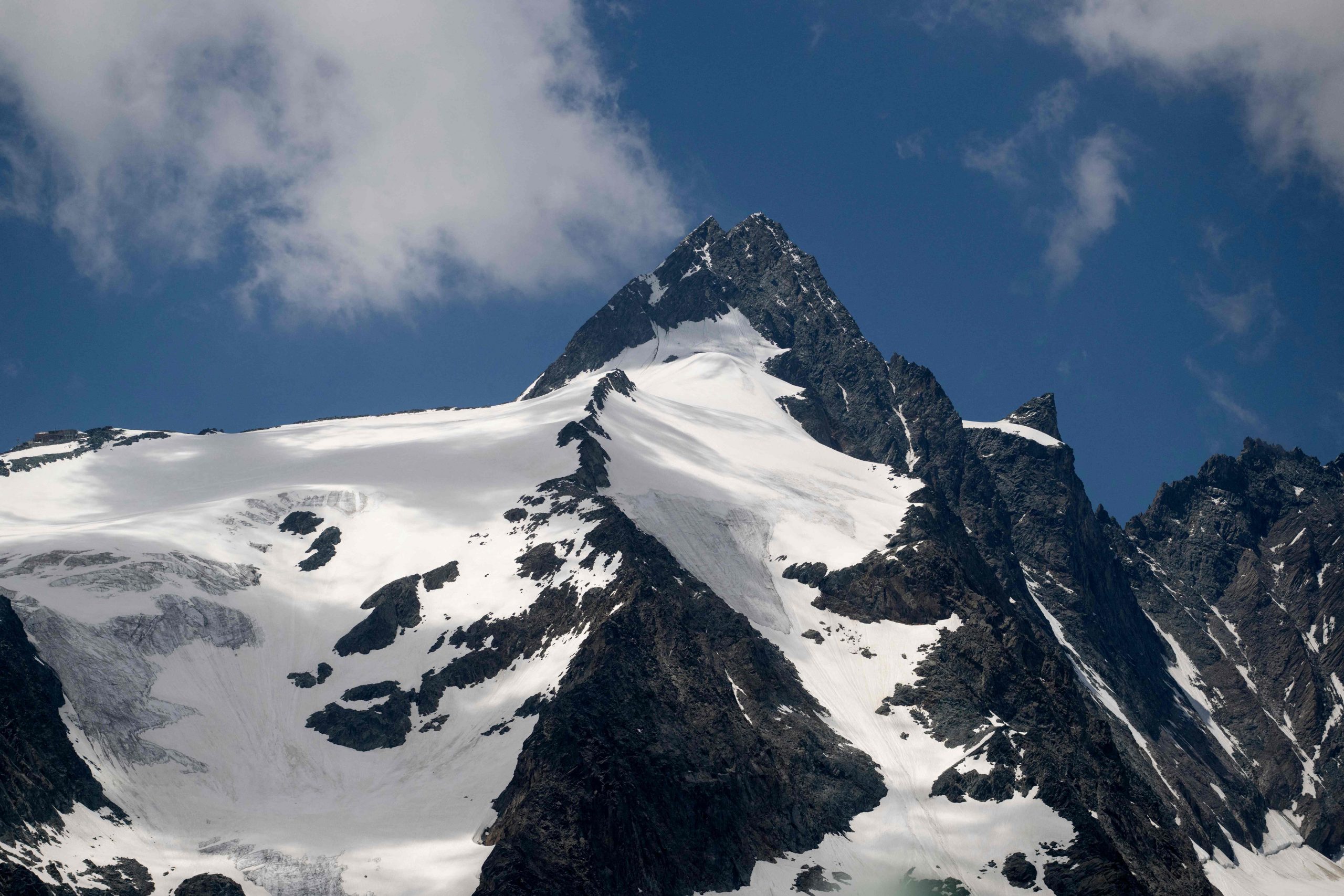 Der höchste Gipfel des Großglockners ist vom Aussichtspunkt Kaiser-Franz-Josefs-Höhe zu sehen, der Teil der Großglockner-Hochalpenstraße ist Der höchste Gipfel des Großglockners ist vom Aussichtspunkt Kaiser-Franz-Josefs-Höhe zu sehen, der Teil der Großglockner-Hochalpenstraße ist
