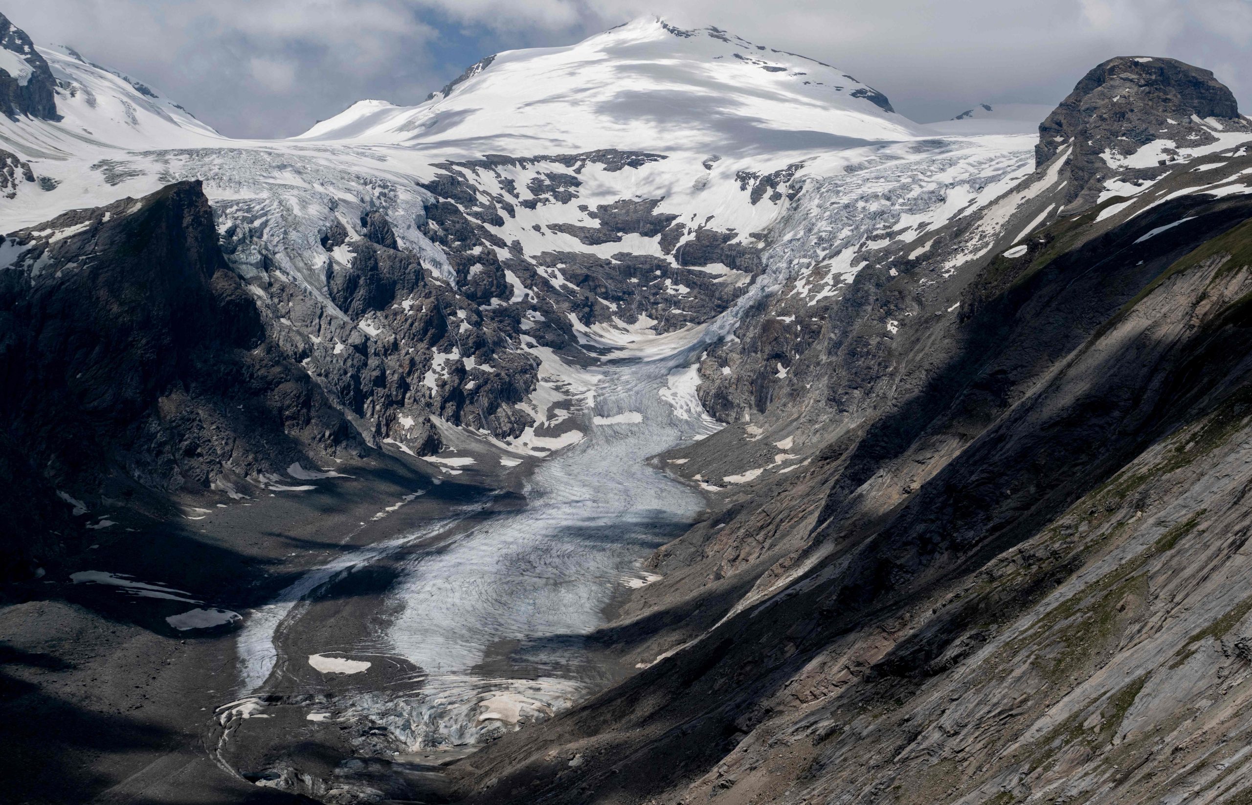 Der schmelzende Pasterze-Gletscher mit einer Höhe von 2.369 Metern ist vom Aussichtspunkt Kaiser-Franz-Josefs-Höhe, Teil der Großglockner-Hochalpenstraße, abgebildet. Der schmelzende Pasterze-Gletscher mit einer Höhe von 2.369 Metern ist vom Aussichtspunkt Kaiser-Franz-Josefs-Höhe, Teil der Großglockner-Hochalpenstraße, abgebildet.