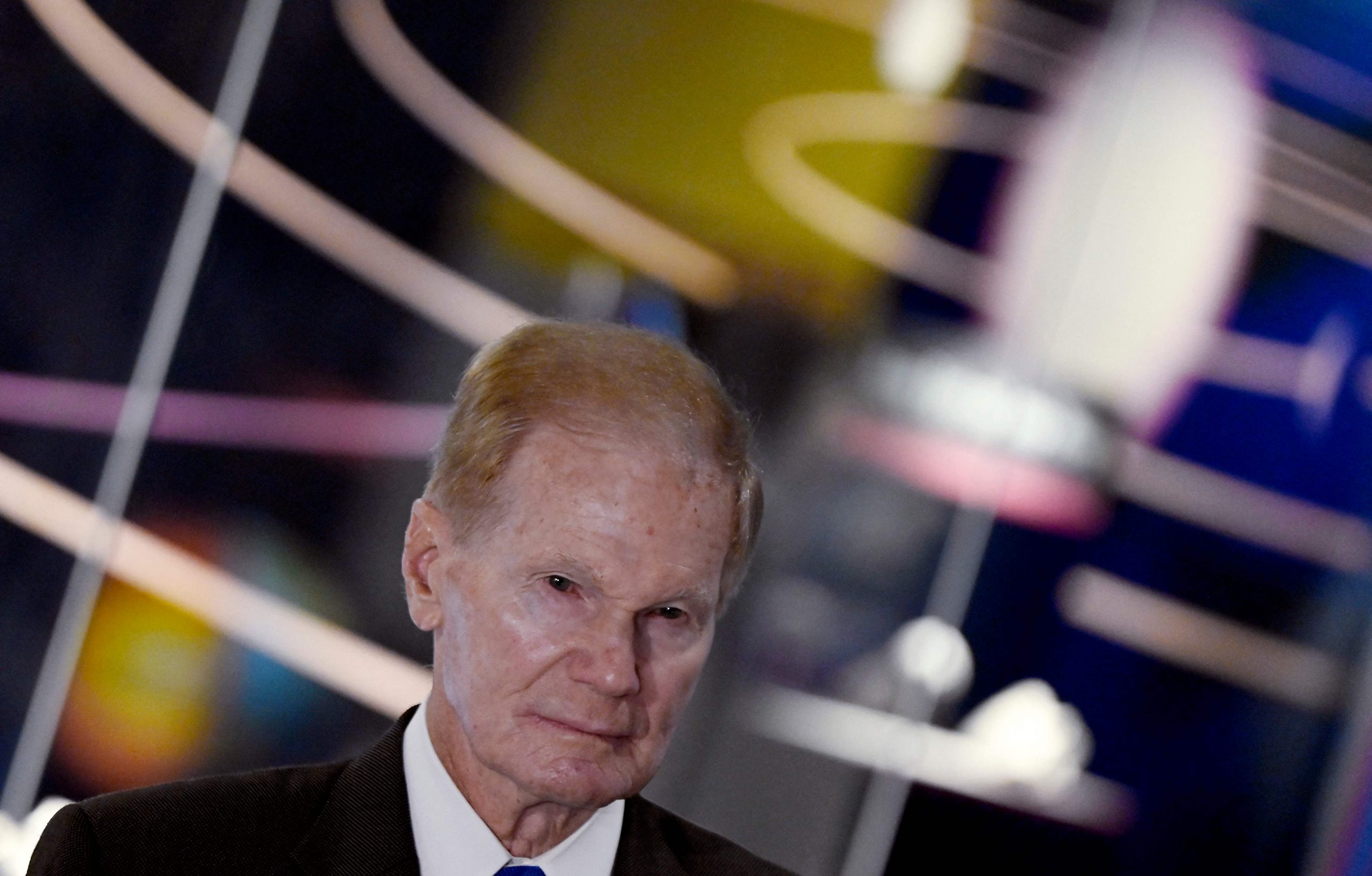 NASA-Administrator Bill Nelson spricht, während am 3. November 2023 im Museum of Natural History in Washington, D.C. zum ersten Mal eine Probe des Asteroiden Bennu öffentlich ausgestellt wird. Eine Probe des 4,5 Milliarden Jahre alten Asteroiden Bennu enthält reichlich Wasser und Kohlenstoff, wie die NASA enthüllte, und lieferte damit weitere Beweise für die Theorie, dass das Leben auf der Erde aus dem Weltraum entstand. Die Entdeckung folgt einer siebenjährigen Rundreise zu dem fernen Felsen im Rahmen der OSIRIS-REx-Mission, die ihre wertvolle Nutzlast letzten Monat zur sorgfältigen wissenschaftlichen Analyse in der Wüste von Utah abgesetzt hat. NASA-Administrator Bill Nelson spricht, während am 3. November 2023 im Museum of Natural History in Washington, D.C. zum ersten Mal eine Probe des Asteroiden Bennu öffentlich ausgestellt wird. Eine Probe des 4,5 Milliarden Jahre alten Asteroiden Bennu enthält reichlich Wasser und Kohlenstoff, wie die NASA enthüllte, und lieferte damit weitere Beweise für die Theorie, dass das Leben auf der Erde aus dem Weltraum entstand. Die Entdeckung folgt einer siebenjährigen Rundreise zu dem fernen Felsen im Rahmen der OSIRIS-REx-Mission, die ihre wertvolle Nutzlast letzten Monat zur sorgfältigen wissenschaftlichen Analyse in der Wüste von Utah abgesetzt hat.