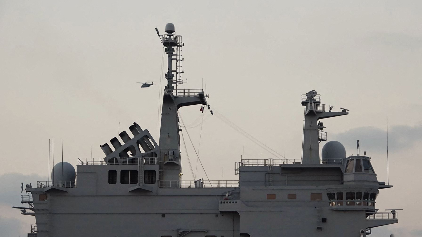 Amphibisches Hubschrauberträgerschiff Dixmude der französischen Marine.