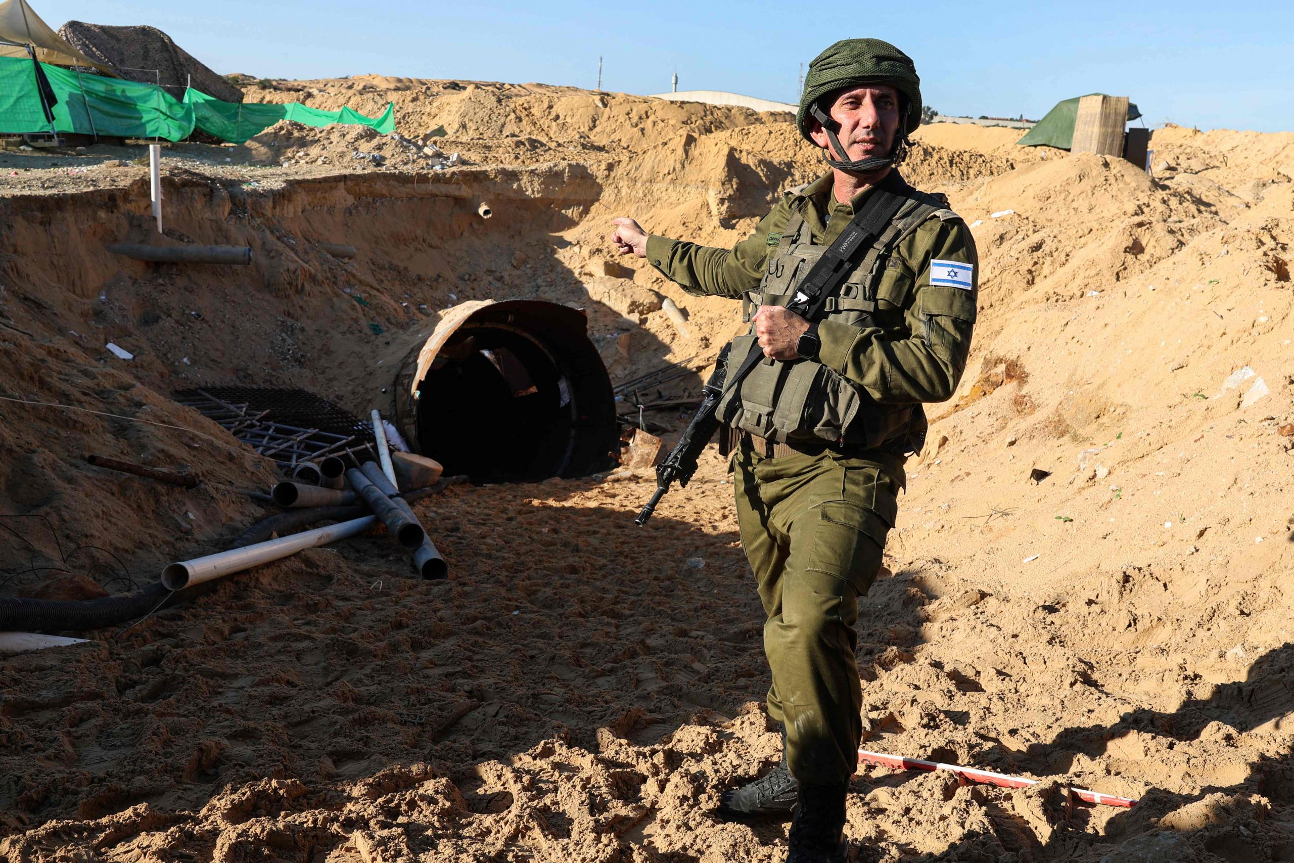 Hier zeigt Armeesprecher Daniel Hagari den Eingang eines Tunnels, den die Hamas Berichten zufolge am 7. Oktober für einen Angriff auf Israel über den Grenzübergang Erez genutzt hat