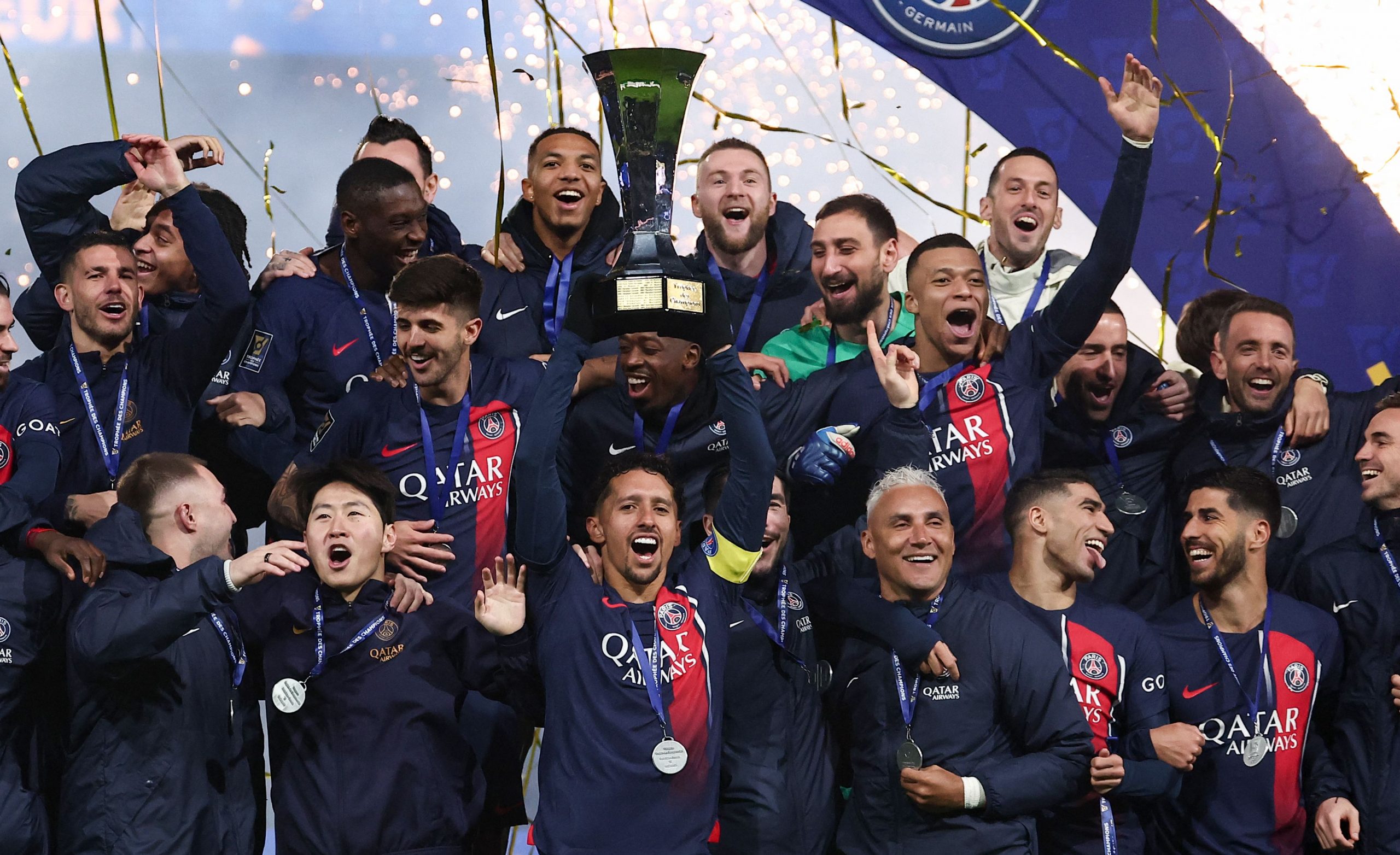 Die Spieler von Paris Saint-Germain feiern mit der Trophäe, nachdem sie am 3. Januar 2024 im Stadion Parc des Princes in Paris das französische Fußballspiel „Trophäe des Champions“ zwischen Paris Saint-Germain (PSG) und dem FC Toulouse gewonnen haben. Die Spieler von Paris Saint-Germain feiern mit der Trophäe, nachdem sie am 3. Januar 2024 im Stadion Parc des Princes in Paris das französische Fußballspiel „Trophäe des Champions“ zwischen Paris Saint-Germain (PSG) und dem FC Toulouse gewonnen haben.