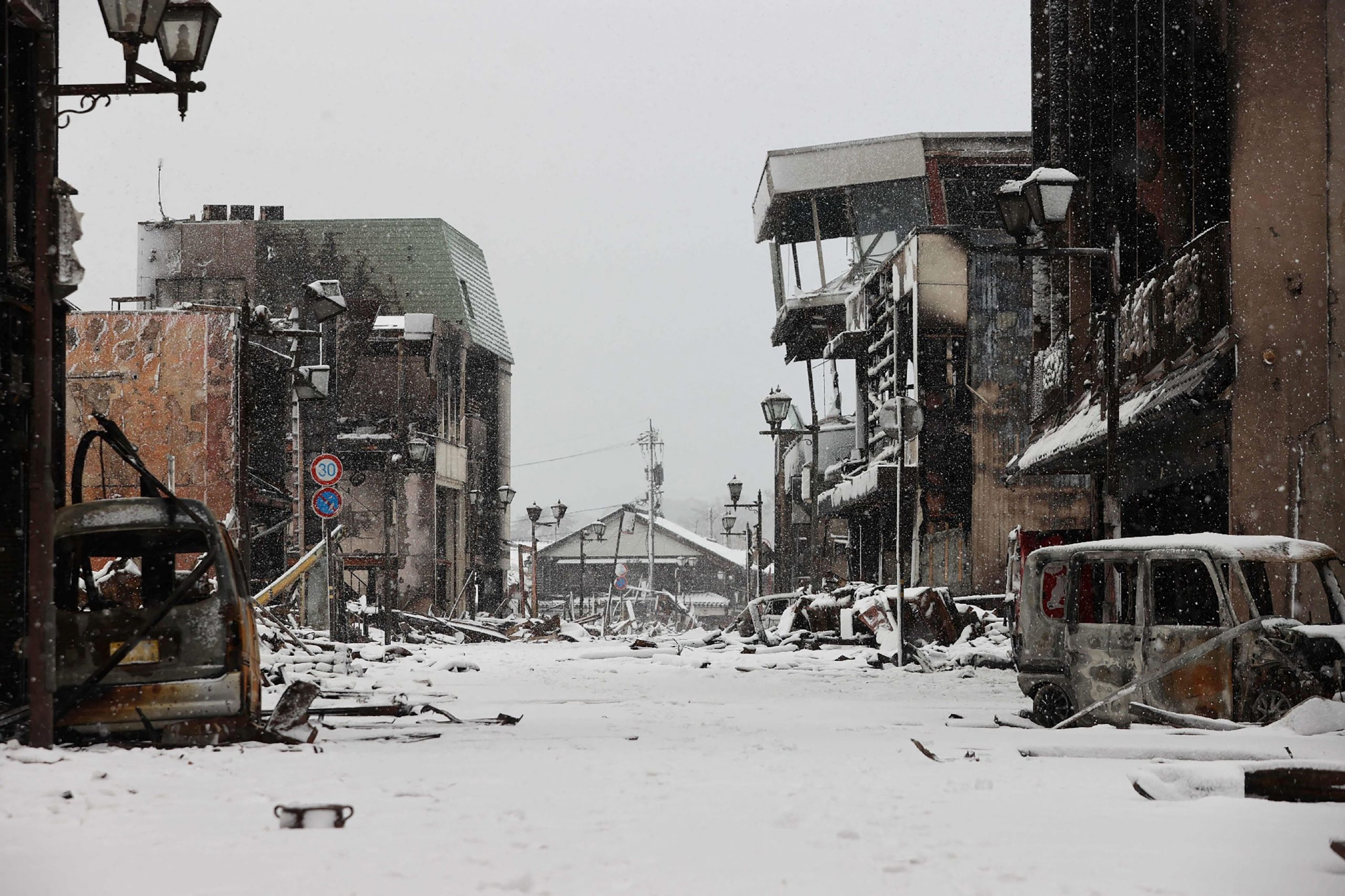 Am 8. Januar 2024 liegt ein Teil des von der Katastrophe betroffenen Gebiets in der Stadt Wajima in der Präfektur Ishikawa unter einer Schneedecke, eine Woche nachdem am Neujahrstag ein schweres Erdbeben der Stärke 7,5 die Region Noto in der Präfektur Ishikawa erschüttert hatte.