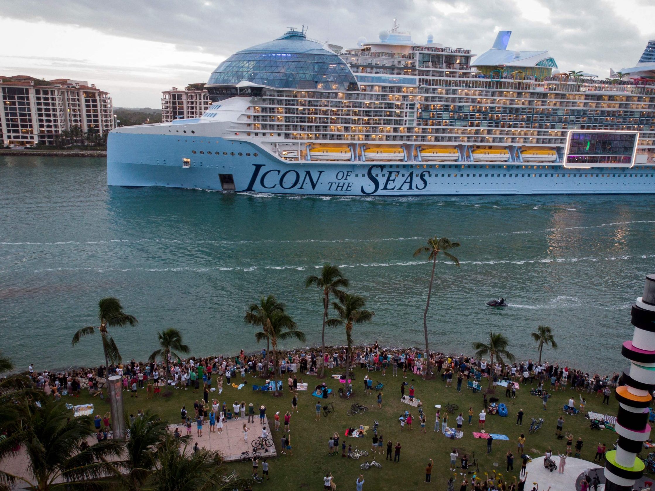 Die Icon of the Seas ist zu ihrer ersten Kreuzfahrt aufgebrochen. Die Icon of the Seas ist zu ihrer ersten Kreuzfahrt aufgebrochen.