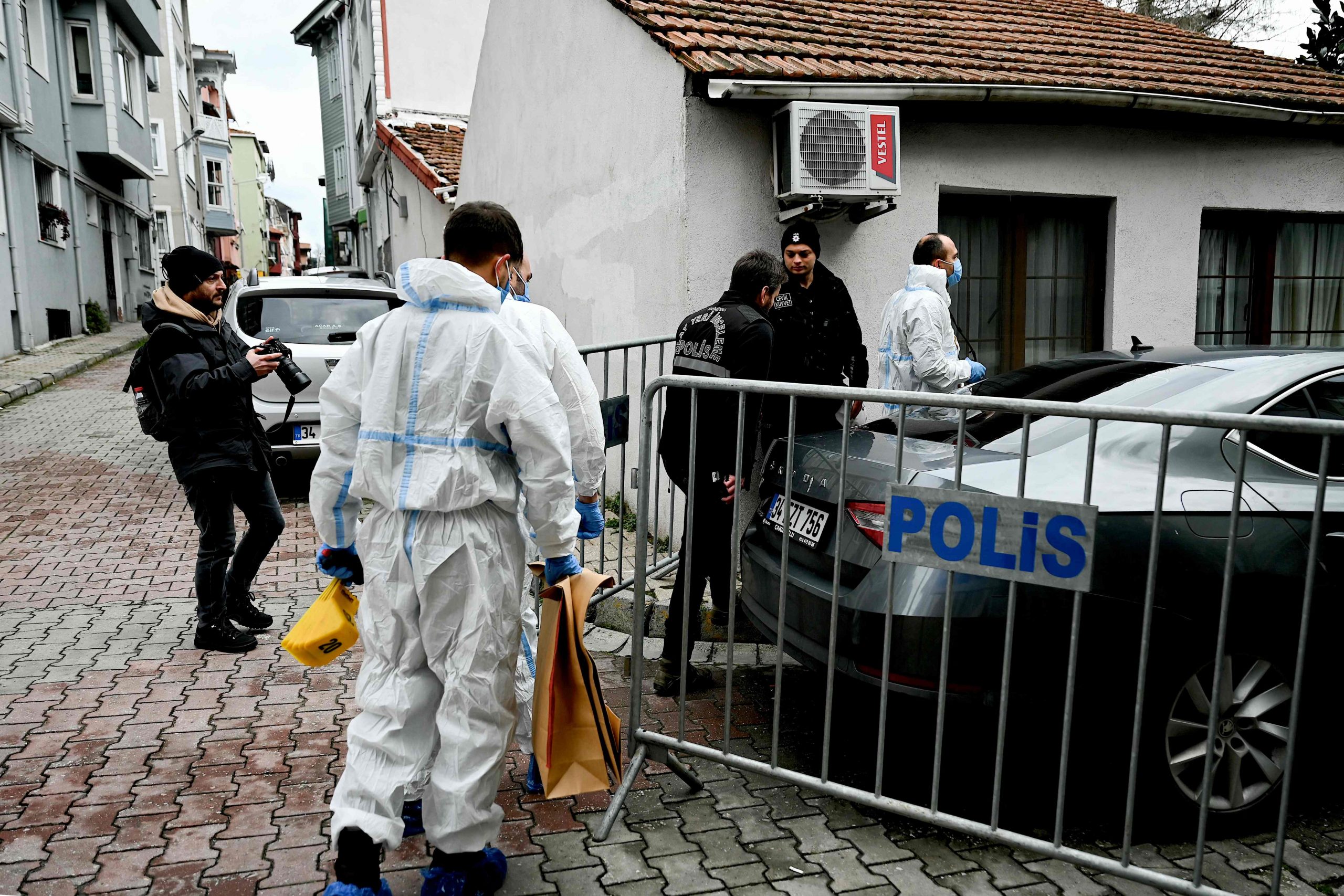 Zwei Angreifer starteten am 28. Januar 2024 während einer religiösen Zeremonie einen bewaffneten Angriff auf eine italienische Kirche in Istanbul, wobei eine Person, die Türkei, ums Leben kam.