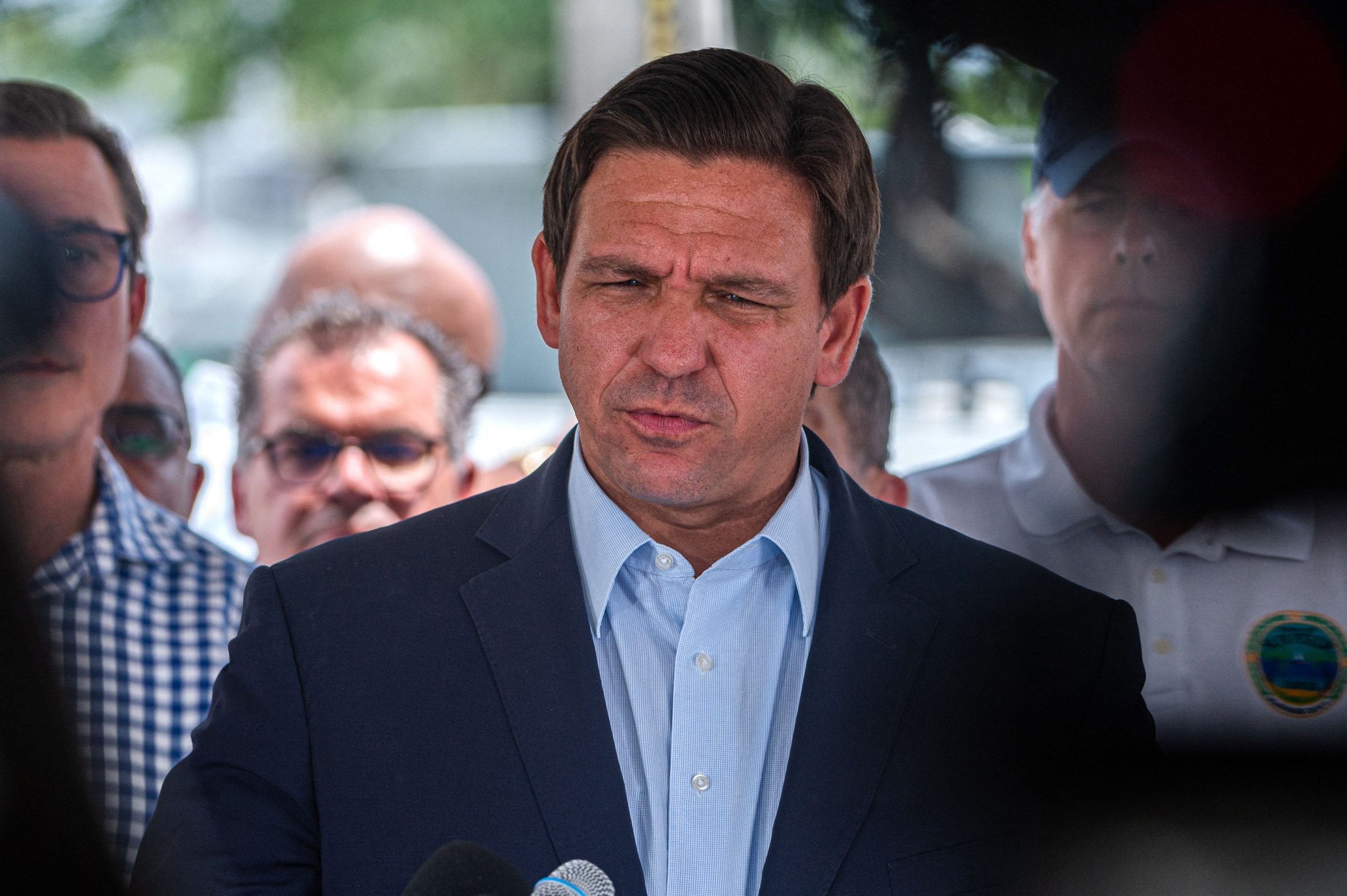 Der Gouverneur von Florida, Ron De Santis, spricht auf einer Pressekonferenz am 29. Juni 2021 in Surfside, Florida, in der Nähe des Katastrophengebiets. 
