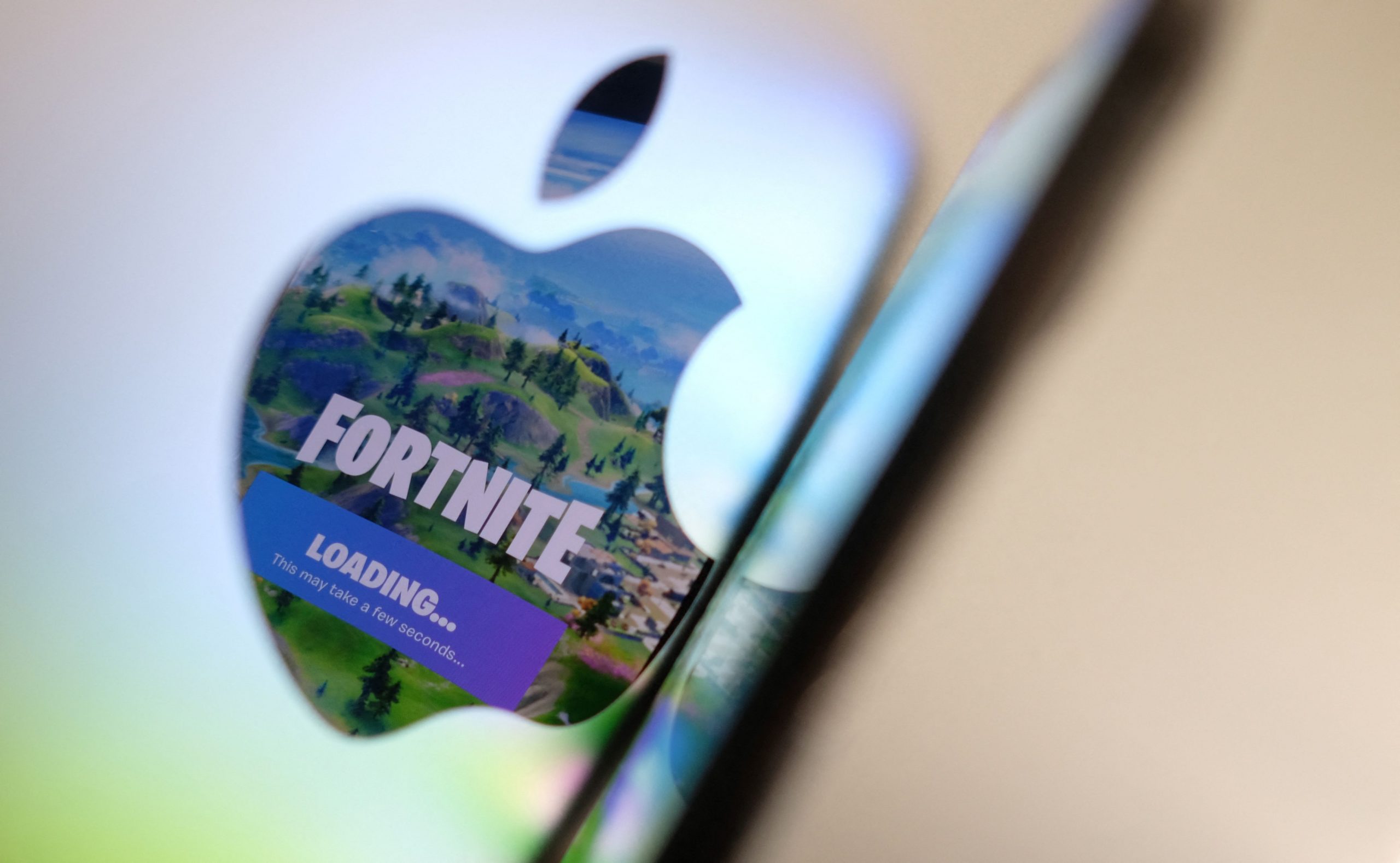 Dieses am 3. Mai 2021 aufgenommene Dateiillustrationsfoto zeigt den Eröffnungsbildschirm von Epic Games Fortnite im Spiegelbild des Apple-Logos auf der Rückseite eines iMac-Computers in Los Angeles. – Chinesische Nutzer bestätigten am 15. November 2021, dass sie aufgrund eines Vorgehens der Behörden gegen Titel mit übermäßiger Gewalt nicht mehr auf das beliebte Survival-Spiel Fortnite zugreifen konnten. Dieses am 3. Mai 2021 aufgenommene Dateiillustrationsfoto zeigt den Eröffnungsbildschirm von Epic Games Fortnite im Spiegelbild des Apple-Logos auf der Rückseite eines iMac-Computers in Los Angeles. – Chinesische Nutzer bestätigten am 15. November 2021, dass sie aufgrund eines Vorgehens der Behörden gegen Titel mit übermäßiger Gewalt nicht mehr auf das beliebte Survival-Spiel Fortnite zugreifen konnten.