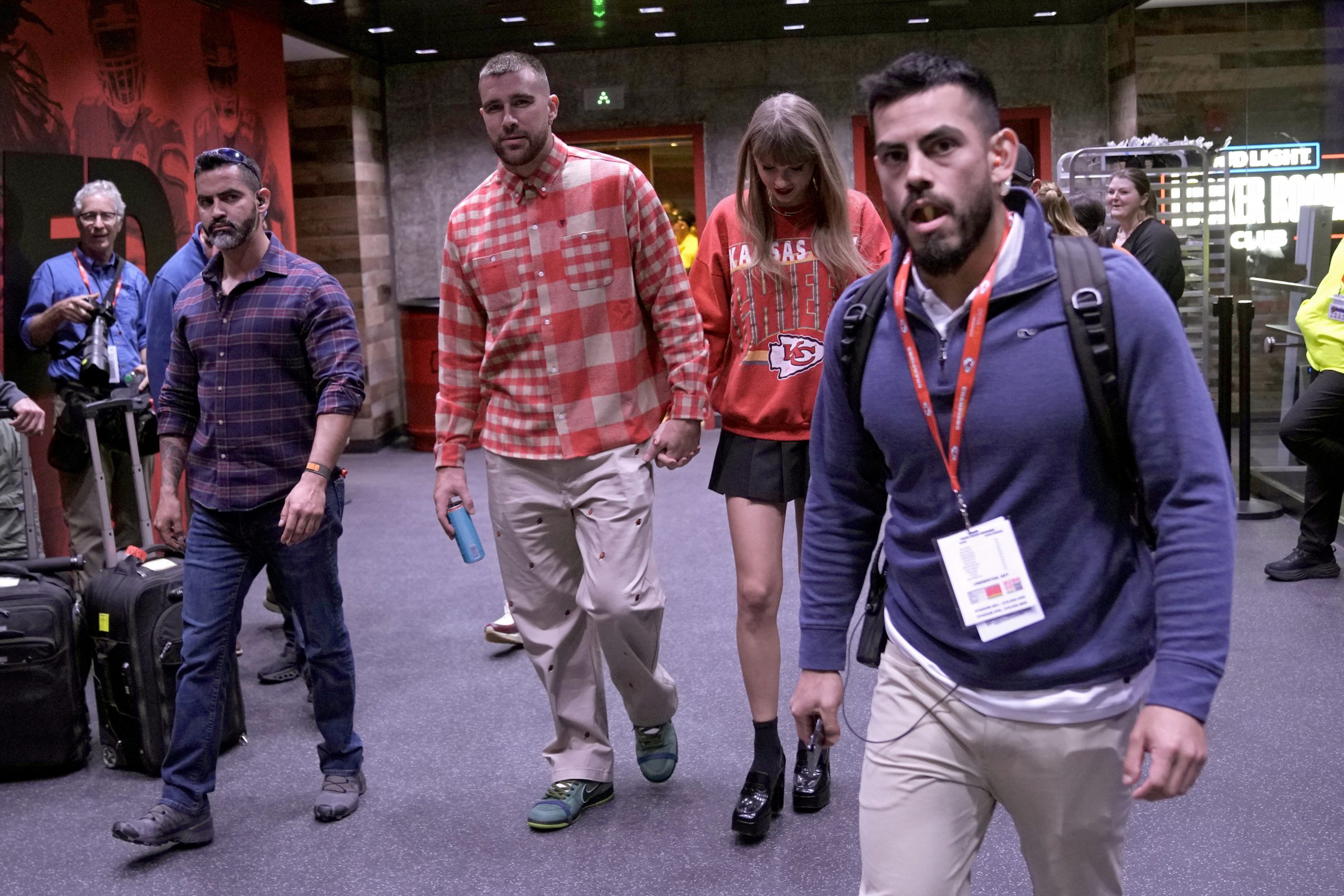 Taylor Swift und NFL-Star Travis Kelce, stehen kurz vor einem romantischen Meilenstein – ihrer geplanten Verlobung.