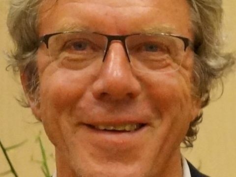 Prim. i. R. Albert Lingg spricht zur älteren Generation.