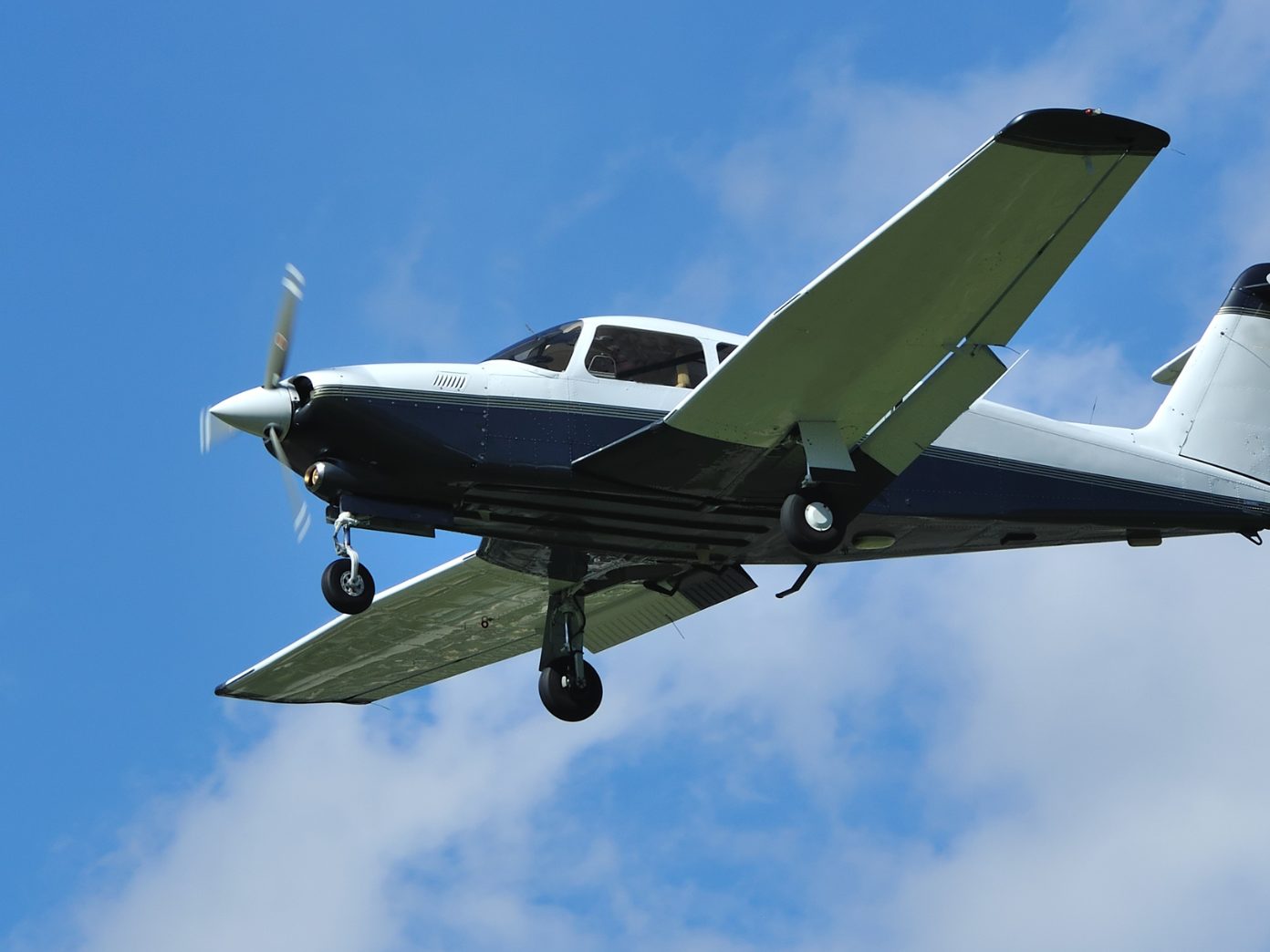 Ein österreichischer Pilot ist bei einem Flugzeugabsturz gestorben. Ein österreichischer Pilot ist bei einem Flugzeugabsturz gestorben.