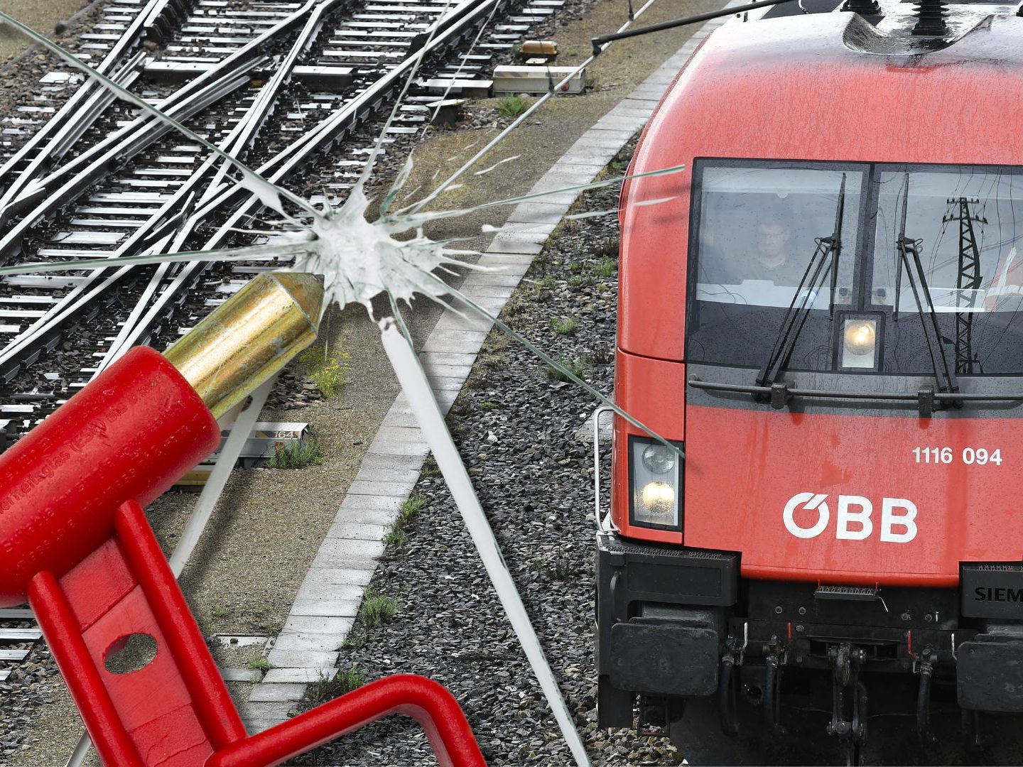 Mit zwei Nothämmern drosch der 21-Jährige auf Scheiben und Bildschirme im Zug ein. Mit zwei Nothämmern drosch der 21-Jährige auf Scheiben und Bildschirme im Zug ein.