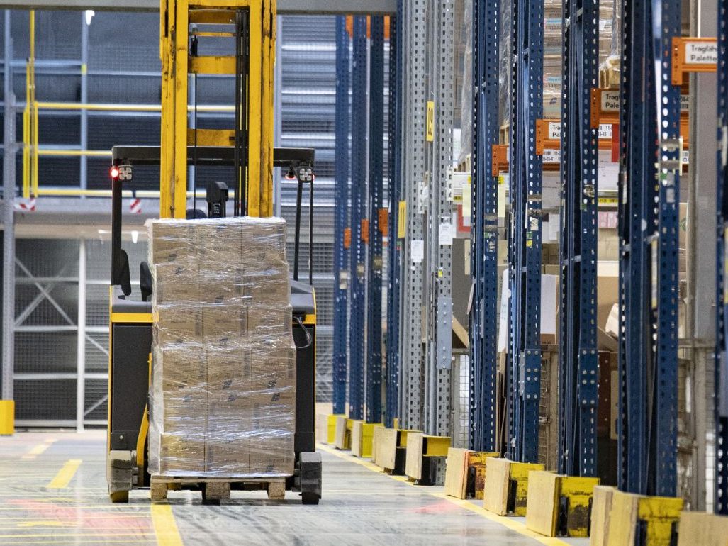 Im neuen Logistikzentrum werden modernste Technologien genutzt.