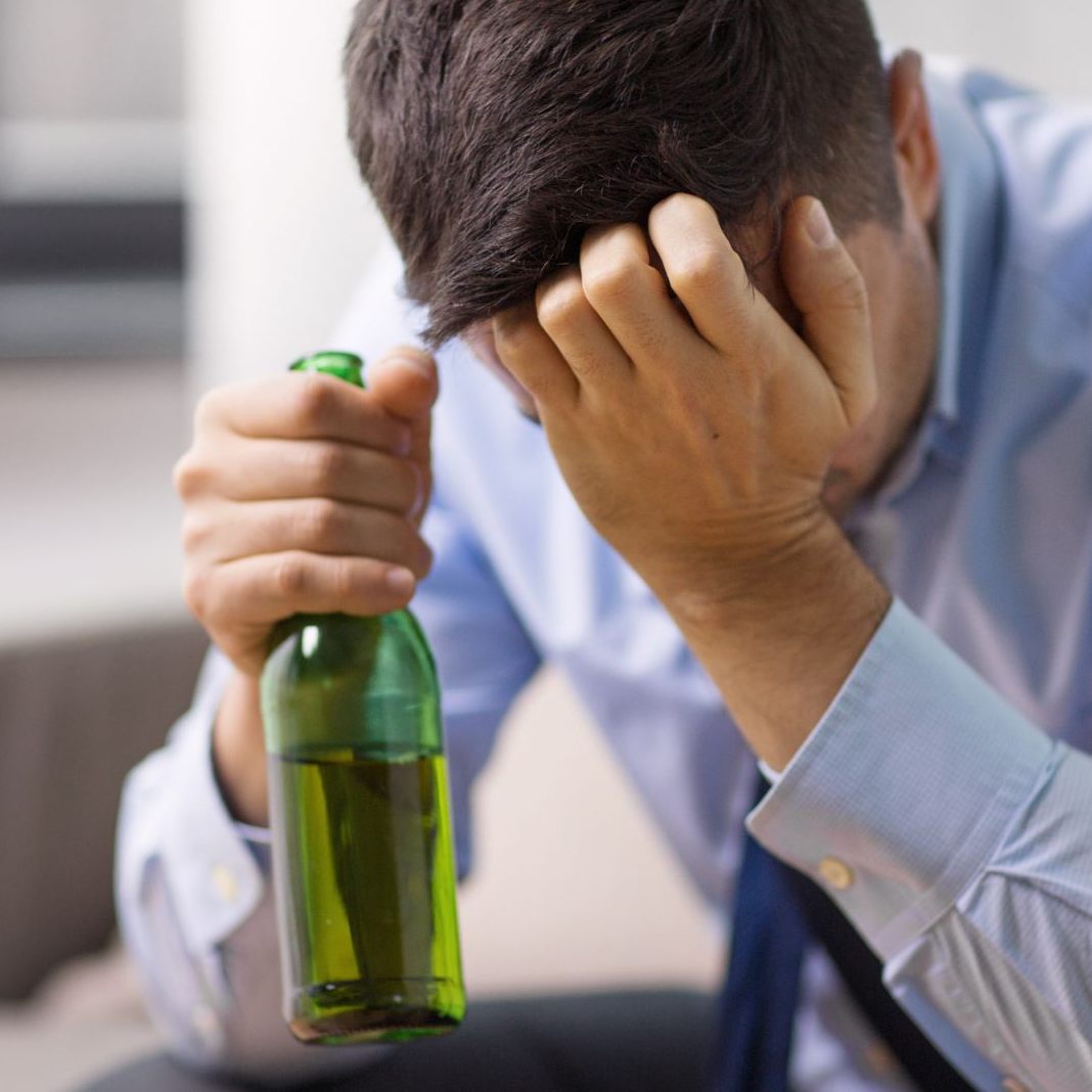 Im Alter kann der Körper Alkohol schlechter abbauen.