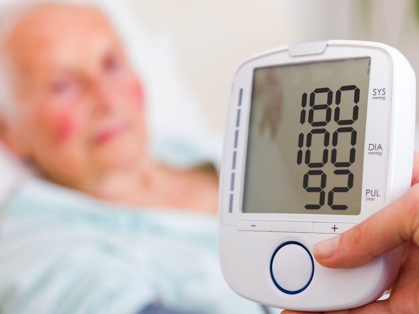 Eine Studie zeigt, dass Schlaganfall-Patienten in den Kernarbeitszeiten der Spitäler erfolgreicher behandelt werden konnten.